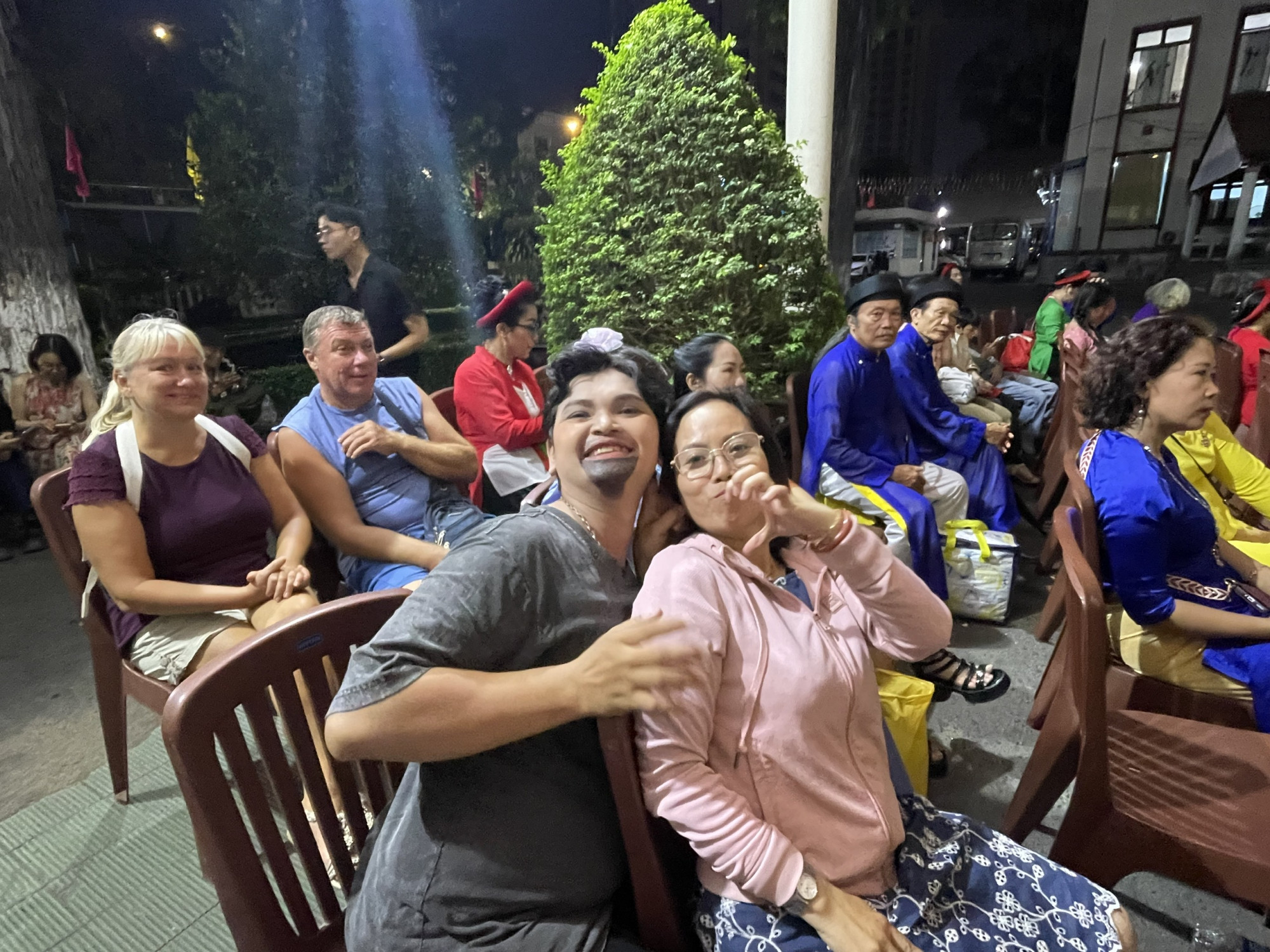 Nhiều khách nước ngoài ghé xem vì tò mò và bị níu chân bởi giai điệu ngọt ngào - Ảnh: Diệu Hiền