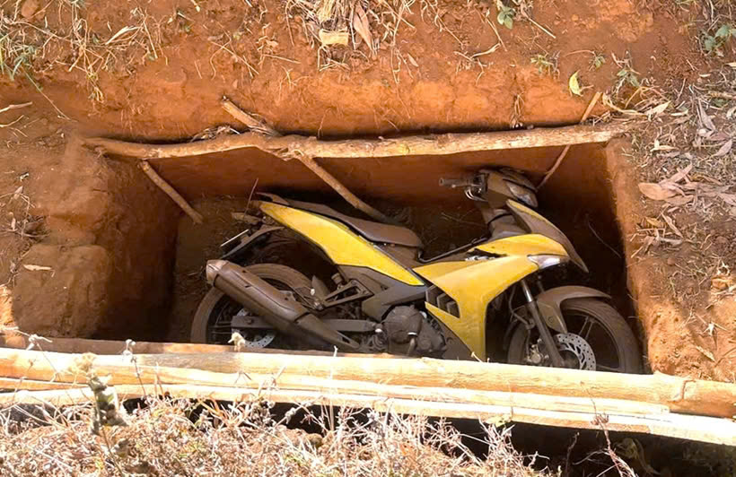 Nơi cất giấu chiếc xe máy mà các đối tượng dùng để đi gây án - ảnh: CACC