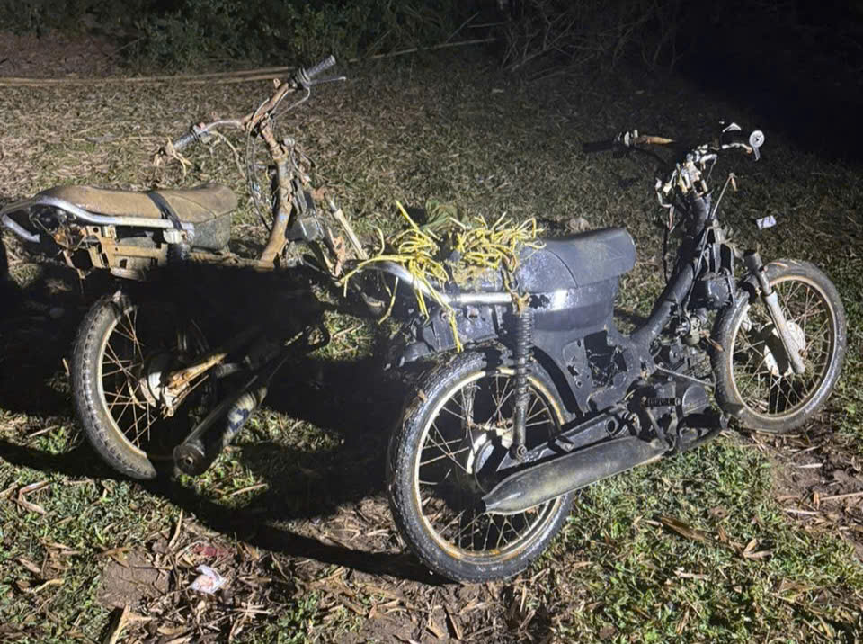 Hai chiếc xe máy bị các đối tượng phi tang xuống khu vực Biển Hồ đã được cơ quan chức năng tìm thấy - ảnh: Viện kiểm sát