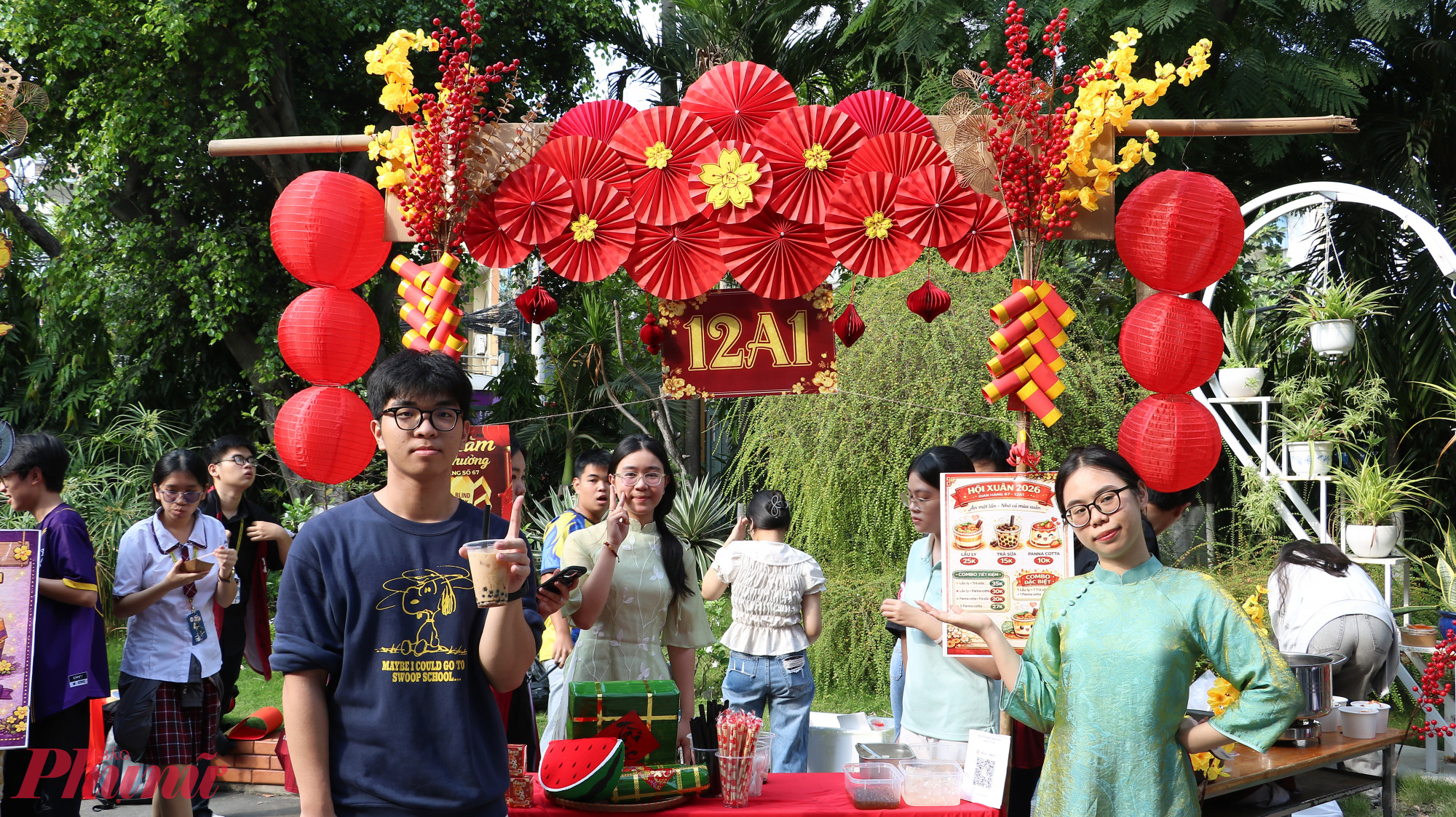 Các gian hàng được trang trí bằng hoa mai, hoa đào, câu đối đỏ, đèn lồng… khiến cả sân trường trở nên rực rỡ tươi vui 