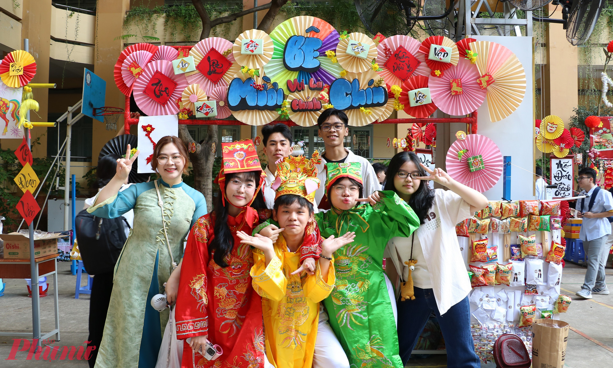 Khoáy đảo sân trường với những hình tượng quen thuộc