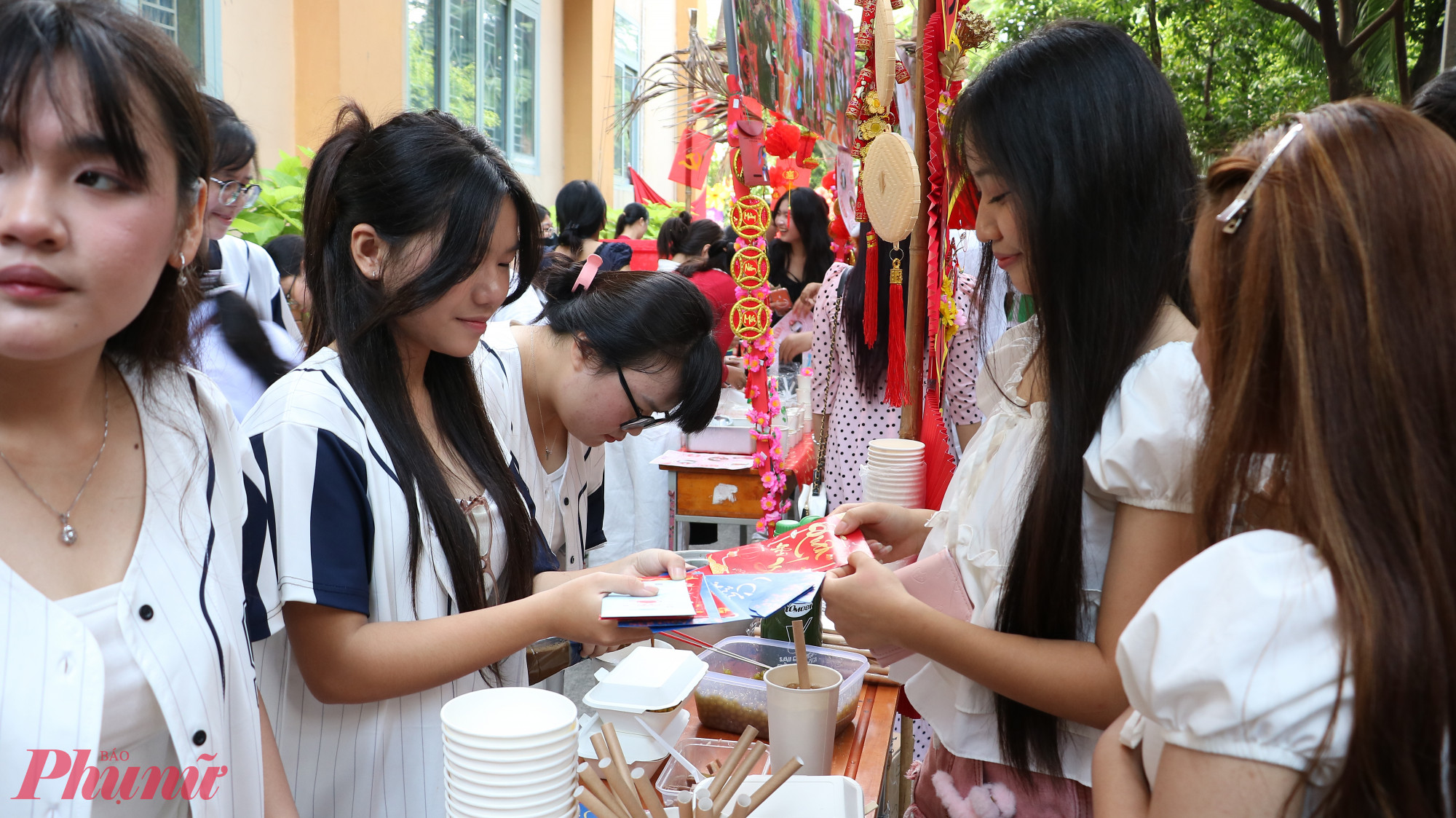 Rút bao lì xì nhận lộc đầu năm