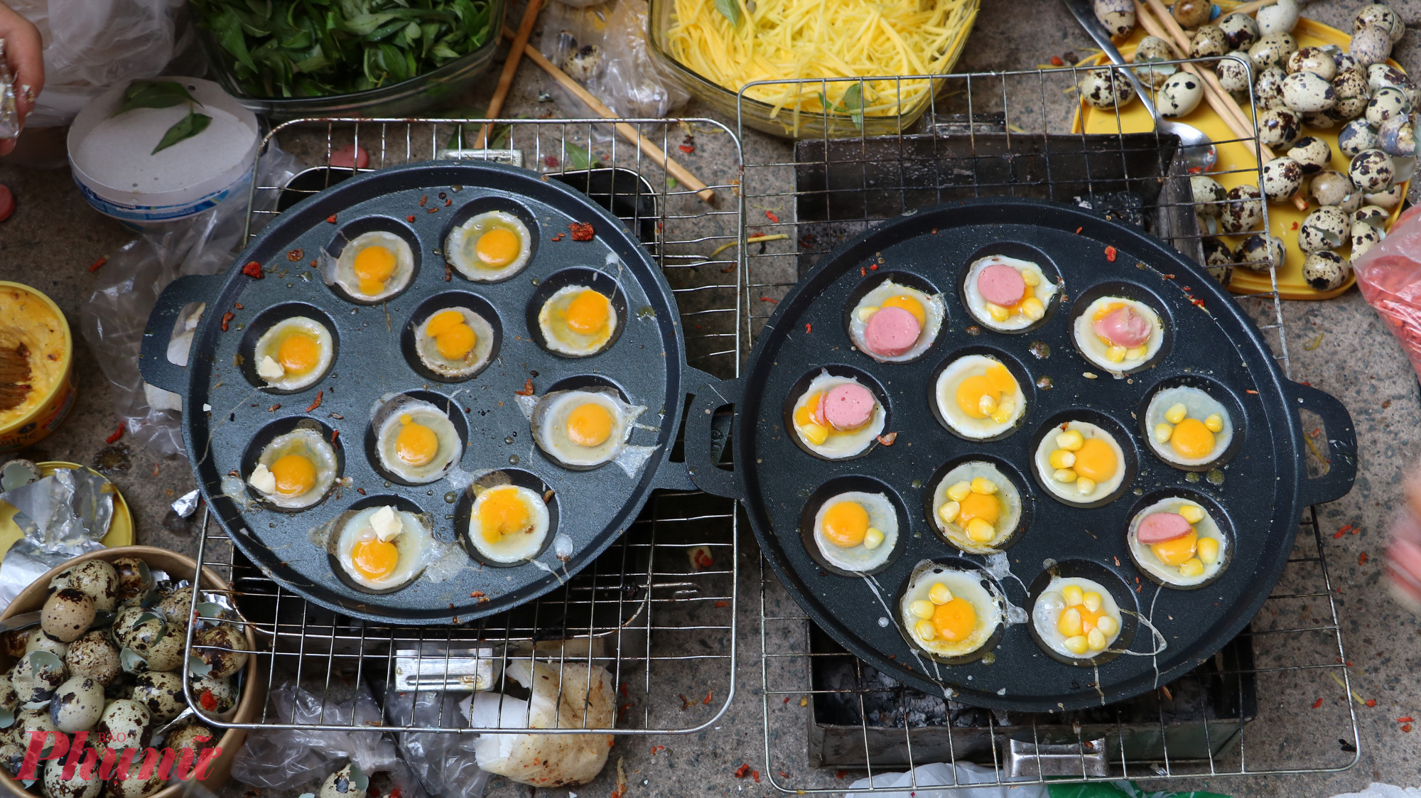 Nhiều gian hàng đã nổi lửa ngay tại sân trường 