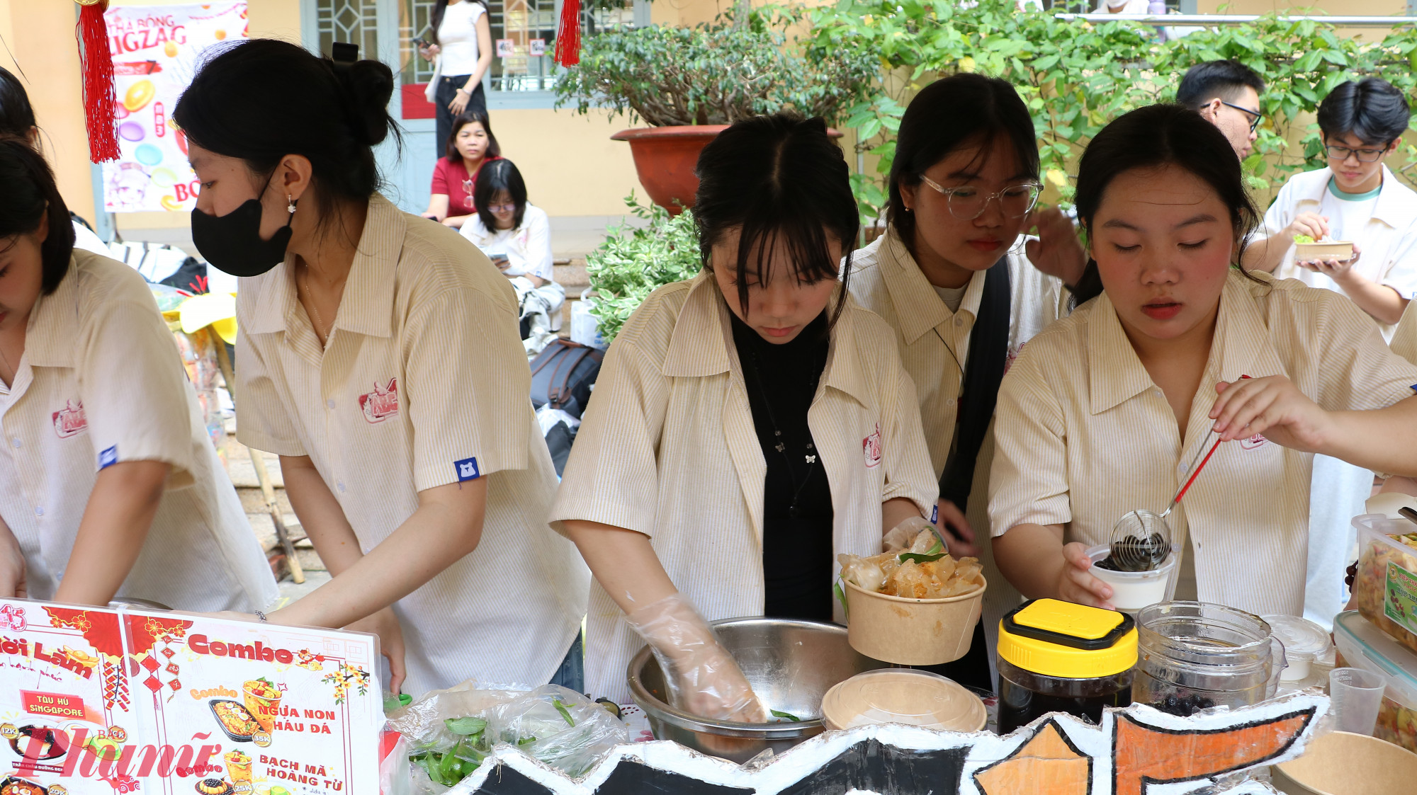 Dù lượng khách đông, các “đầu bếp học sinh” vẫn luôn niềm nở, tất bật phục vụ. Không khí tại các gian hàng lúc nào cũng rộn ràng tiếng cười, tiếng gọi mời, tạo cảm giác như một phiên chợ tết thu nhỏ.