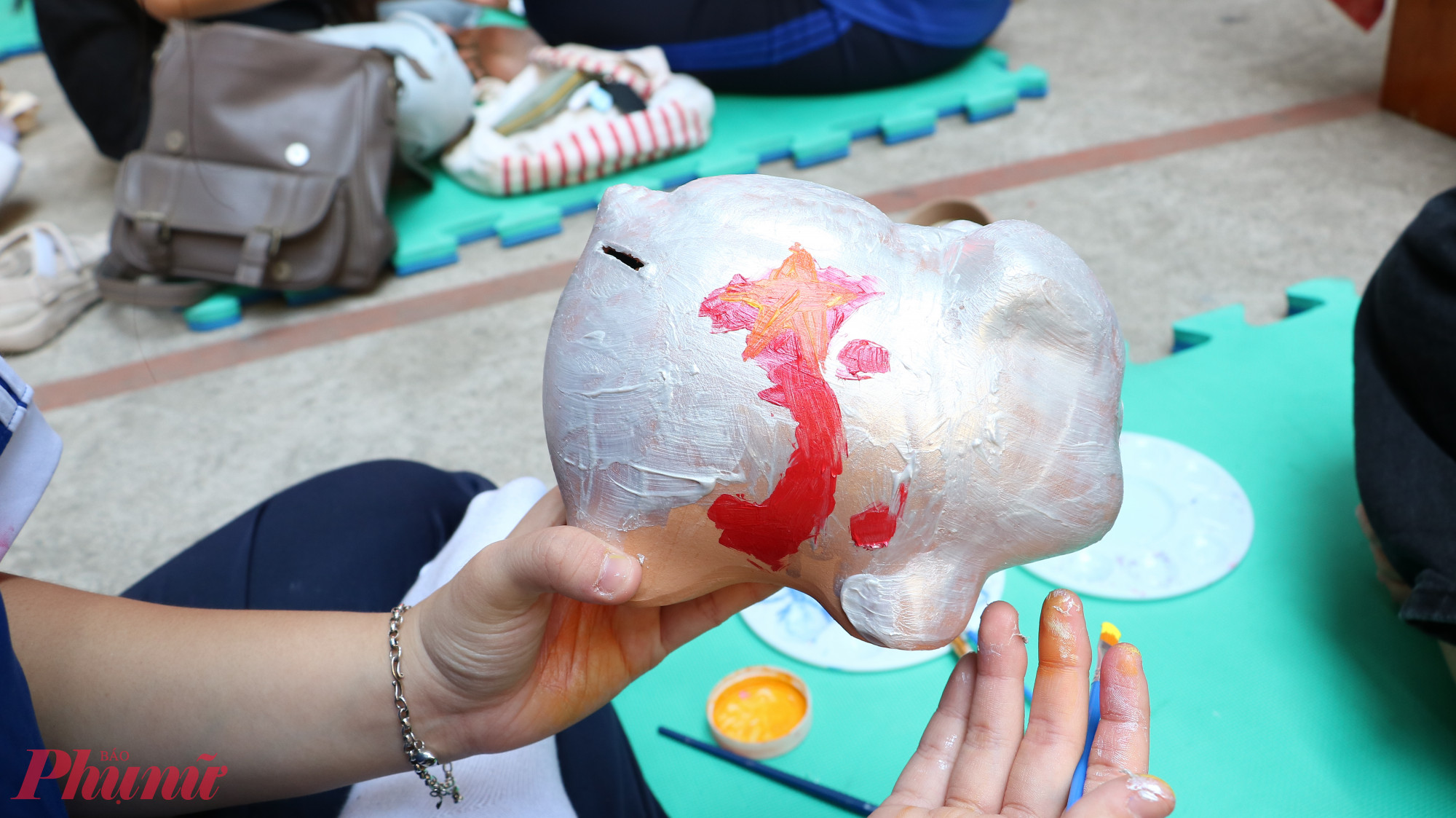 Học sinh tham gia hội thi trang trí heo đất mừng xuân. Sản phẩm sẽ được tặng lại cho lớp để thực hiện chương trình nuôi heo đất giúp đỡ bạn bè khó khăn