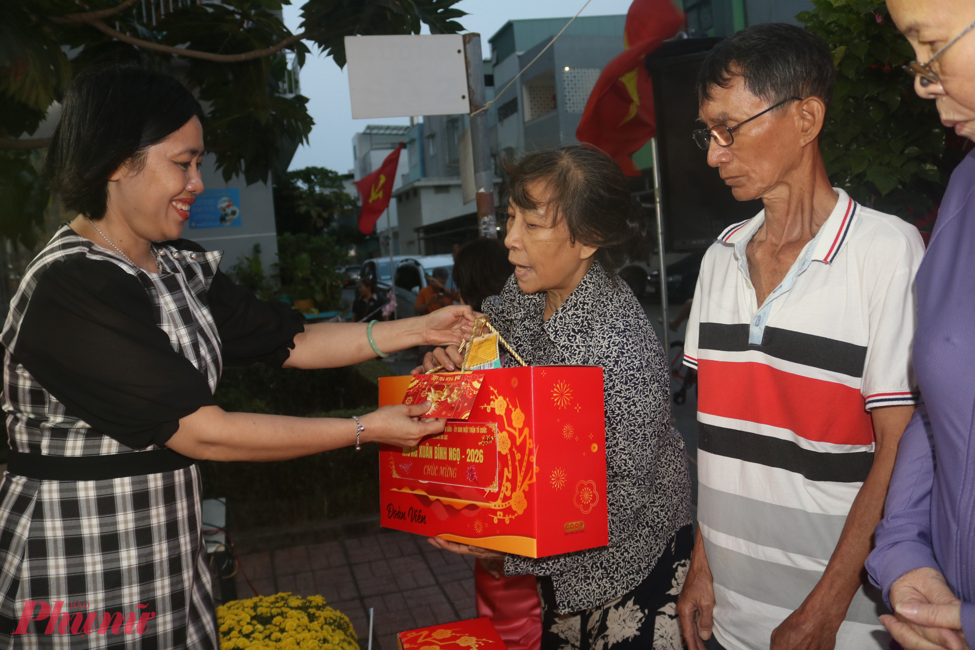 Bà Nguyễn Thị Kim Hương – Phó bí thư thường trực Đảng ủy phường An Lạc - trao quà tết đến các cụ - Ảnh: Thảo Nguyên