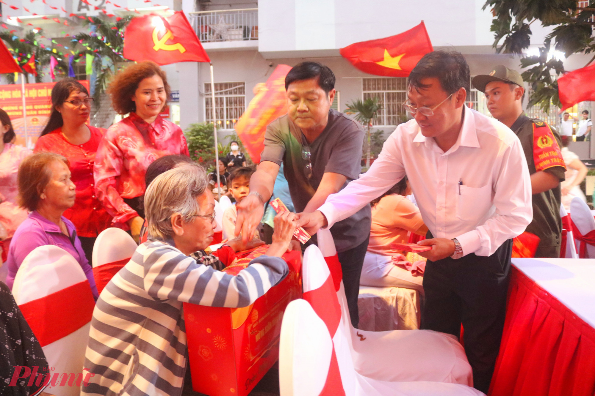 Ban tổ chức trao quà, lì xì mừng năm mới đến các cụ - Ảnh: Thảo Nguyên