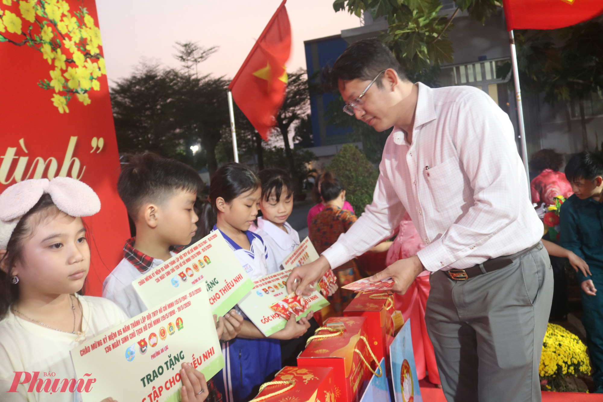 Ban tổ chức trao quà tết cho các em nhỏ - Ảnh: Thảo Nguyên