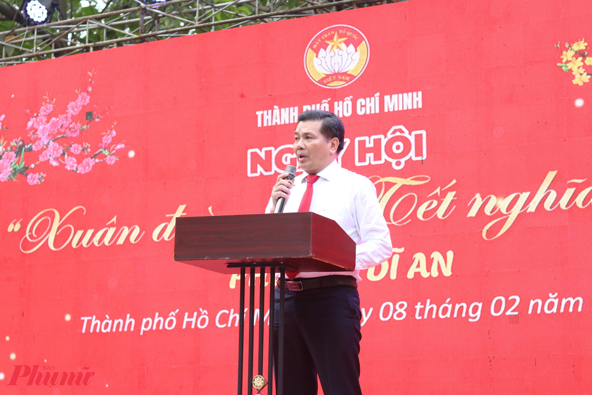 Ông Hồ Hồng Minh – Phó bí thư thường trực Đảng ủy phường Dĩ An – chia sẻ rằng, ông mong sự quan tâm của địa phương sẽ tiếp thêm động lực để các hộ dân và anh chị em công nhân lao động nỗ lực vươn lên trong lao động, sản xuất, ổn định cuộc sống, góp phần xây dựng phường Dĩ An ngày càng phát triển, văn minh, nghĩa tình - Ảnh: Mẫn Nhi