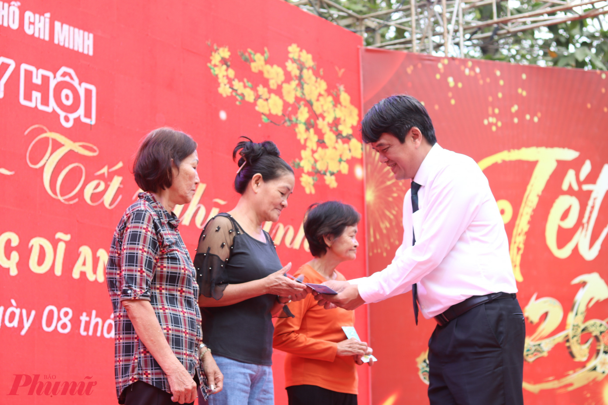 Ông Bùi Thanh Nhân – Phó chủ tịch Ủy ban MTTQ Việt Nam TPHCM, Chủ tịch Liên đoàn Lao động TPHCM – trao quà do Hội LHPN TPHCM gửi tặng các dì, các chị hội viên phụ nữ phường Dĩ An - Ảnh: Mẫn Nhi