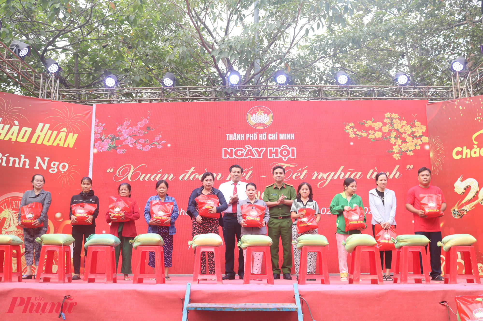 Những phần quà thiết thực được trao cho đại diện các hộ dân ở phường Dĩ An - Ảnh: Mẫn Nhi