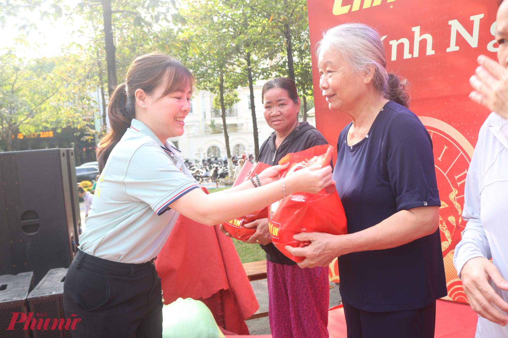 Bà Lâm Hoàng Thùy Trang – Chủ tịch Ủy ban MTTQ Việt Nam phường Dĩ An – trao quà tết đến đại diện các hộ dân - Ảnh: Mẫn Nhi