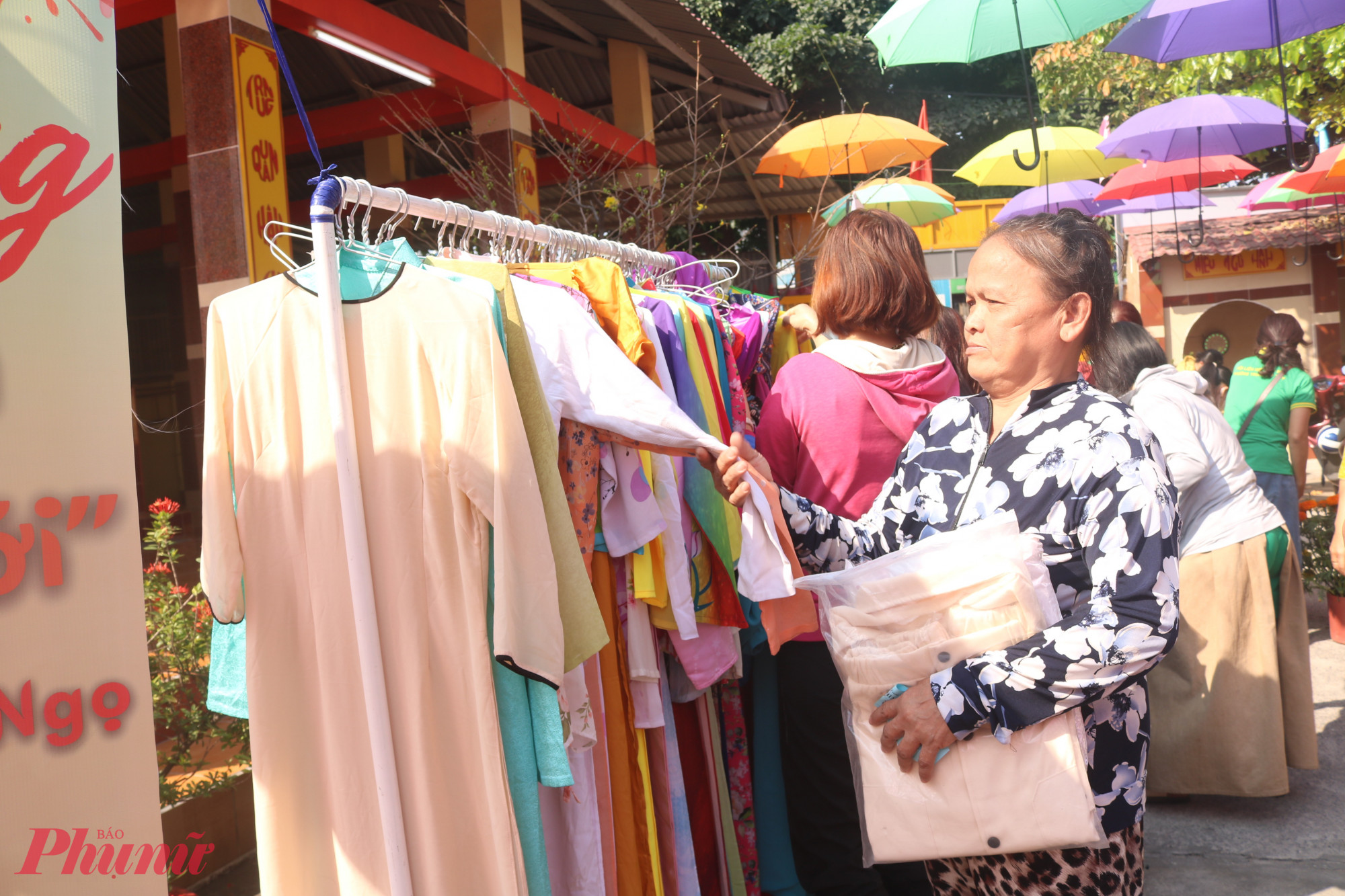 Trong khuôn viên chợ, có gian hàng áo dài với 200 bộ dành tặng các dì, các chị - Ảnh: Thảo Nguyên