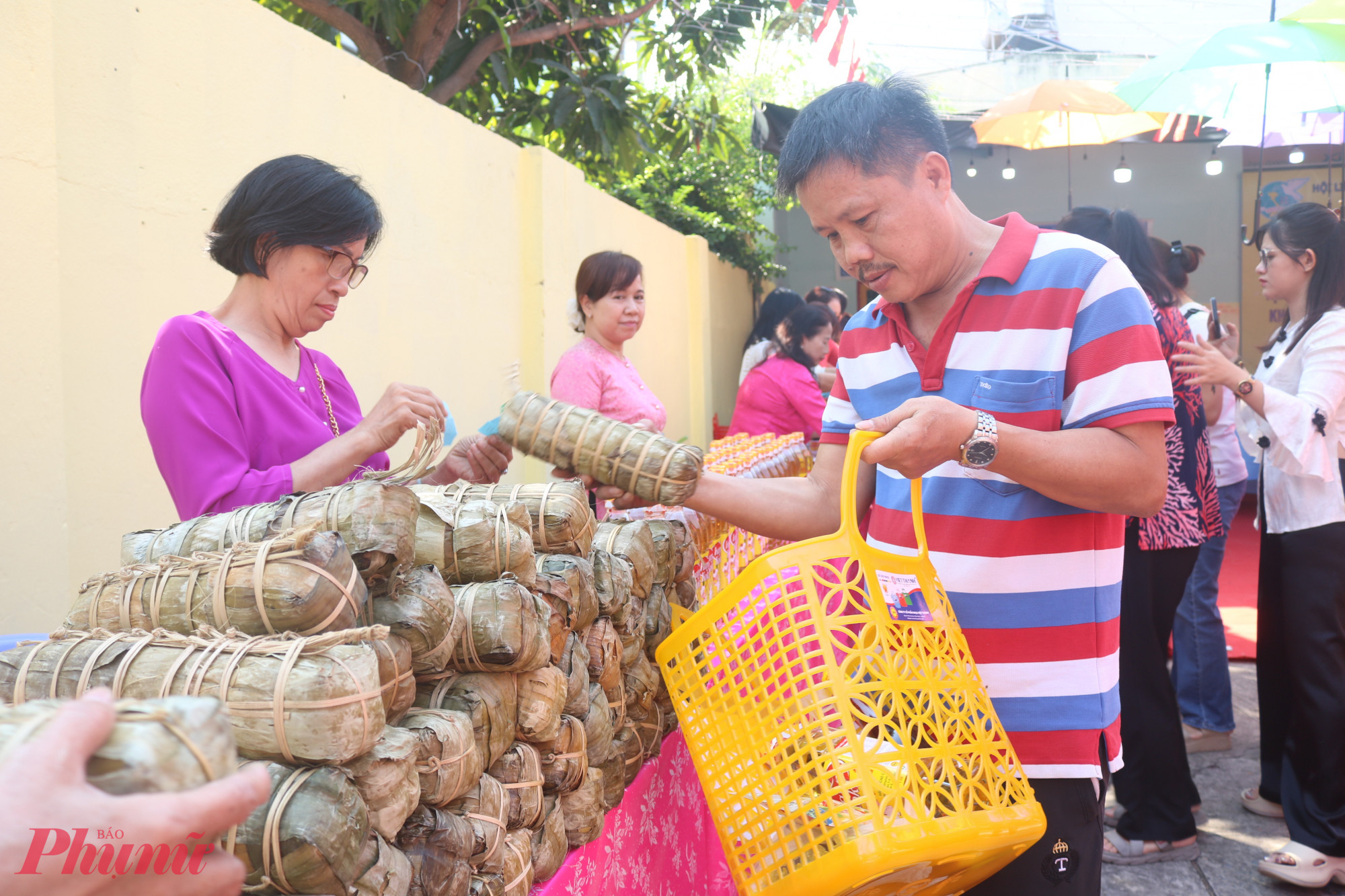 Hội tặng giỏ nhựa cho đại diện các hộ dân đi chợ - Ảnh: Thảo Nguyên