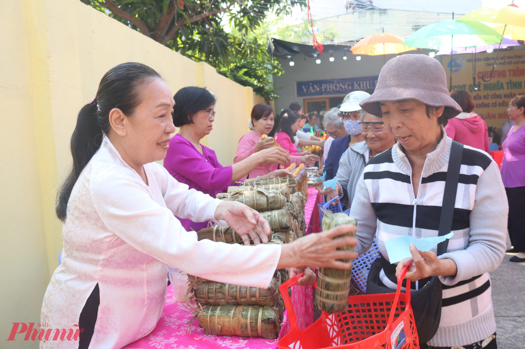 Thịt kho tàu, bánh tét là những món ăn do chính cán bộ, hội viên phụ nữ phường Trung Mỹ Tây góp tiền, góp sức làm - Ảnh: Thảo Nguyên