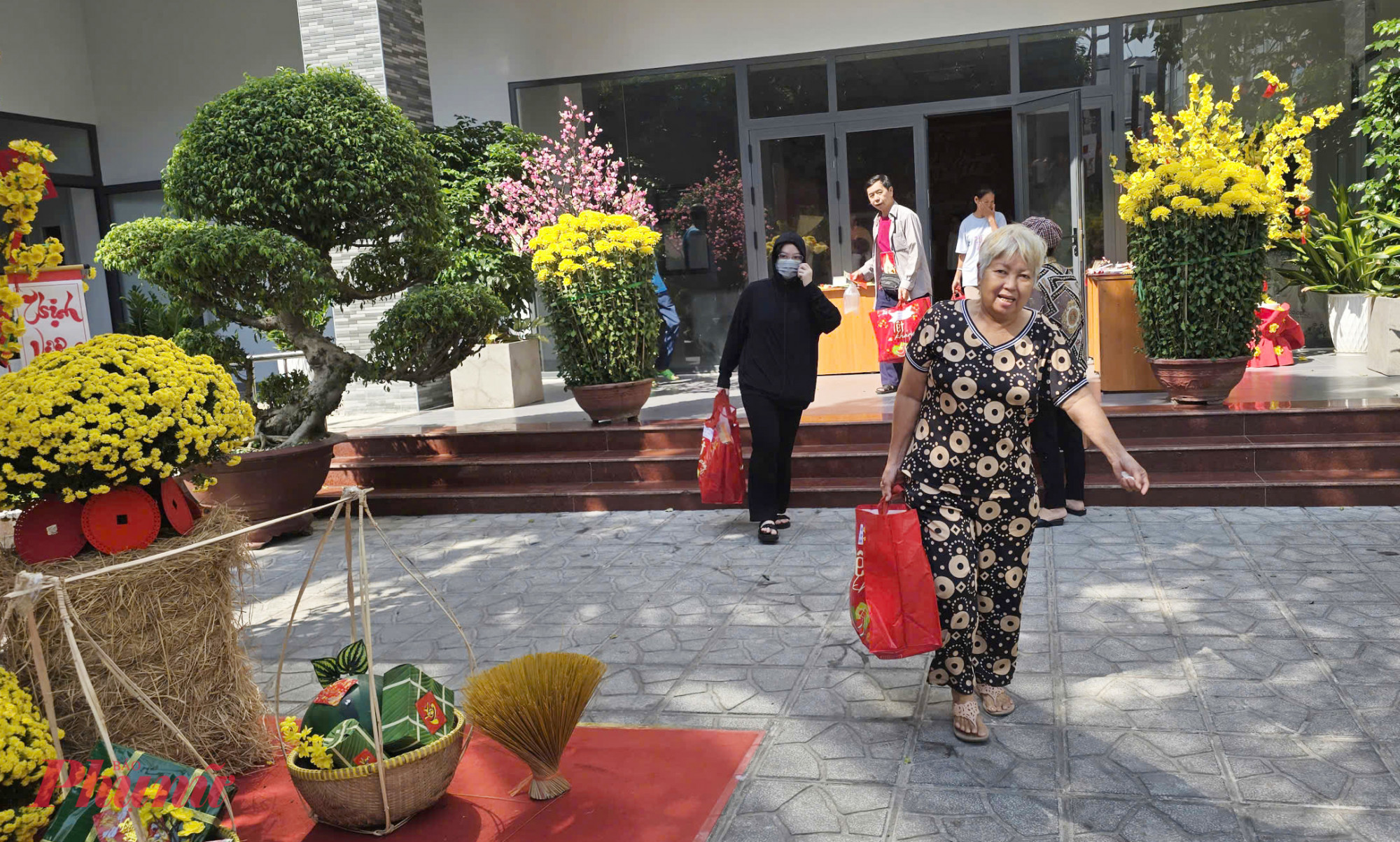 Người dân Phú Nhuận phấn khởi khi được phường quan tâm, chăm lo tết - Ảnh: Trang Nguyễn 