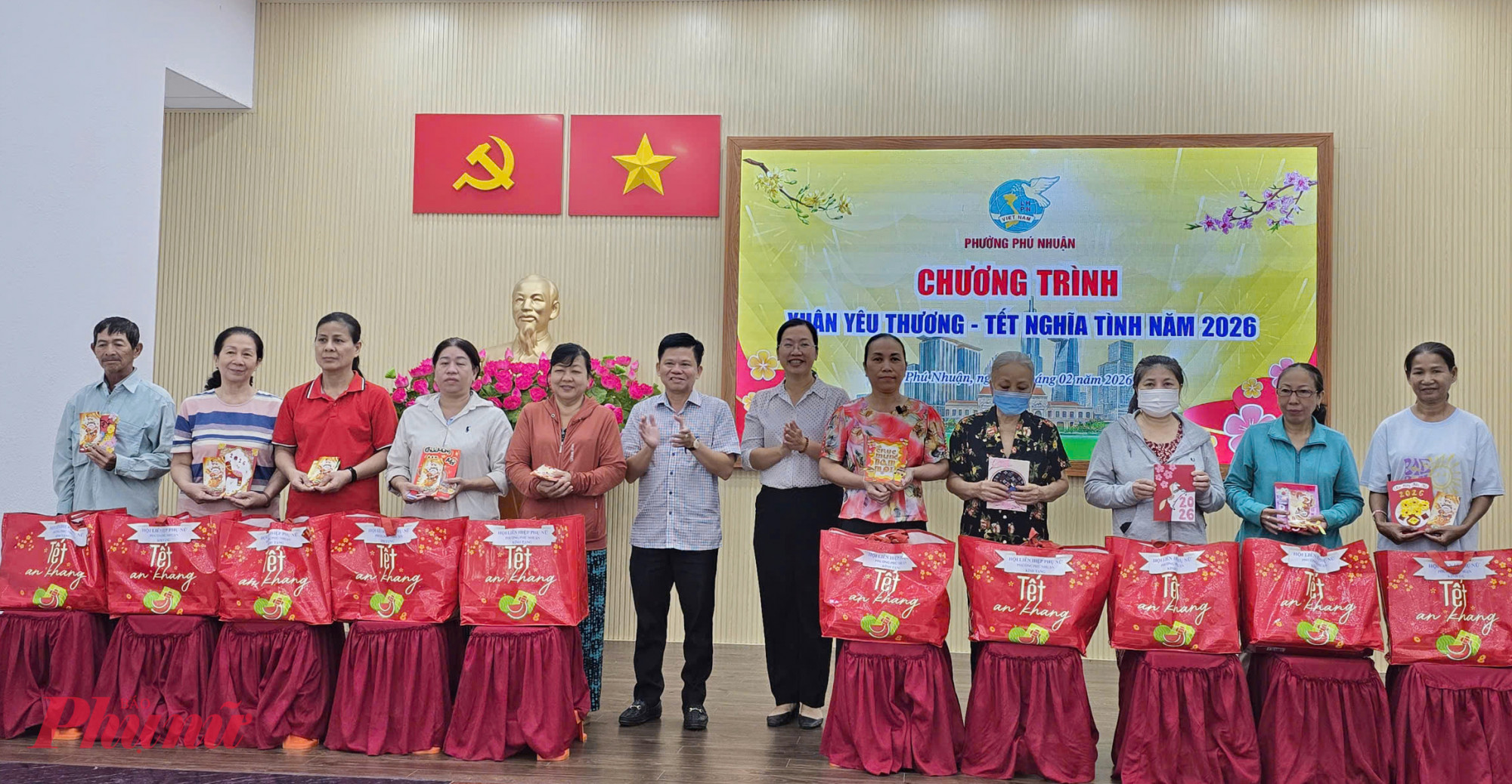 Lãnh đạo Ũy ban MTTQ Việt Nam phường, Hội LHPN phường tặng quà tết đến các hộ gia đình còn khó khăn - Ảnh