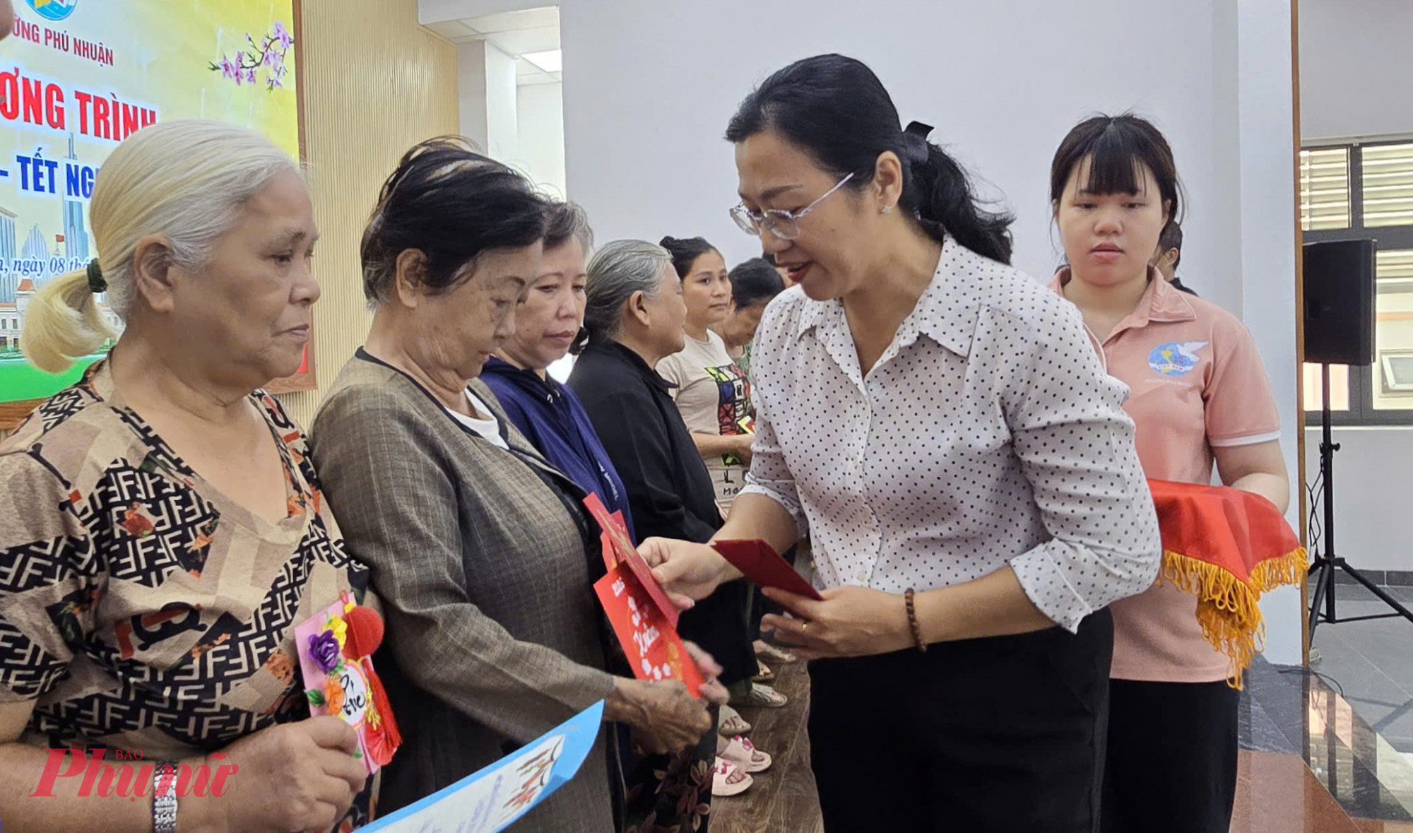 Bà Lê Thị Thanh Thảo - Phó chủ tịch Ủy ban MTTQ Việt Nam phường, Chủ tịch Hội LHPN phường Phú Nhuận - tặng quà tết đến phụ nữ - Ảnh: Trang Nguyễn 