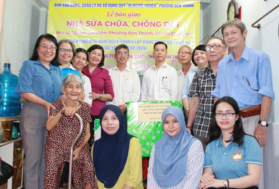 Lễ bàn giao nhà sửa chữa, chống dột cho gia đình bà Nguyễn Thị Lá tại phường Bến Thành - Ảnh: Hội LHPN phường Bến Thành 