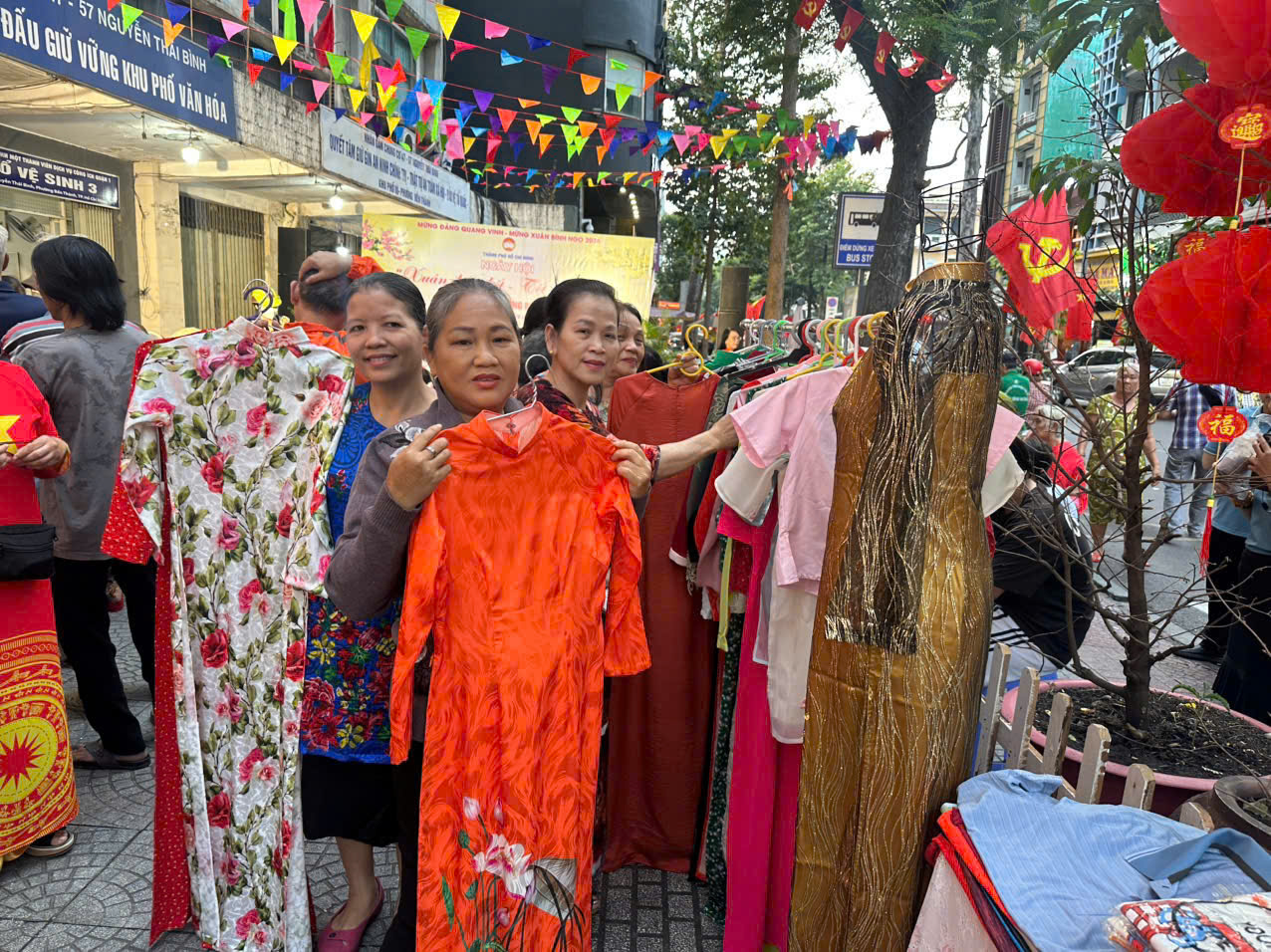 Không gian Gian hàng áo dài yêu thương tại chương trình “Xuân đoàn kết - Tết nghĩa tình” được tổ chức tại khu phố 10, phường Bến Thành - - Ảnh: Hội LHPN phường Bến Thành  
