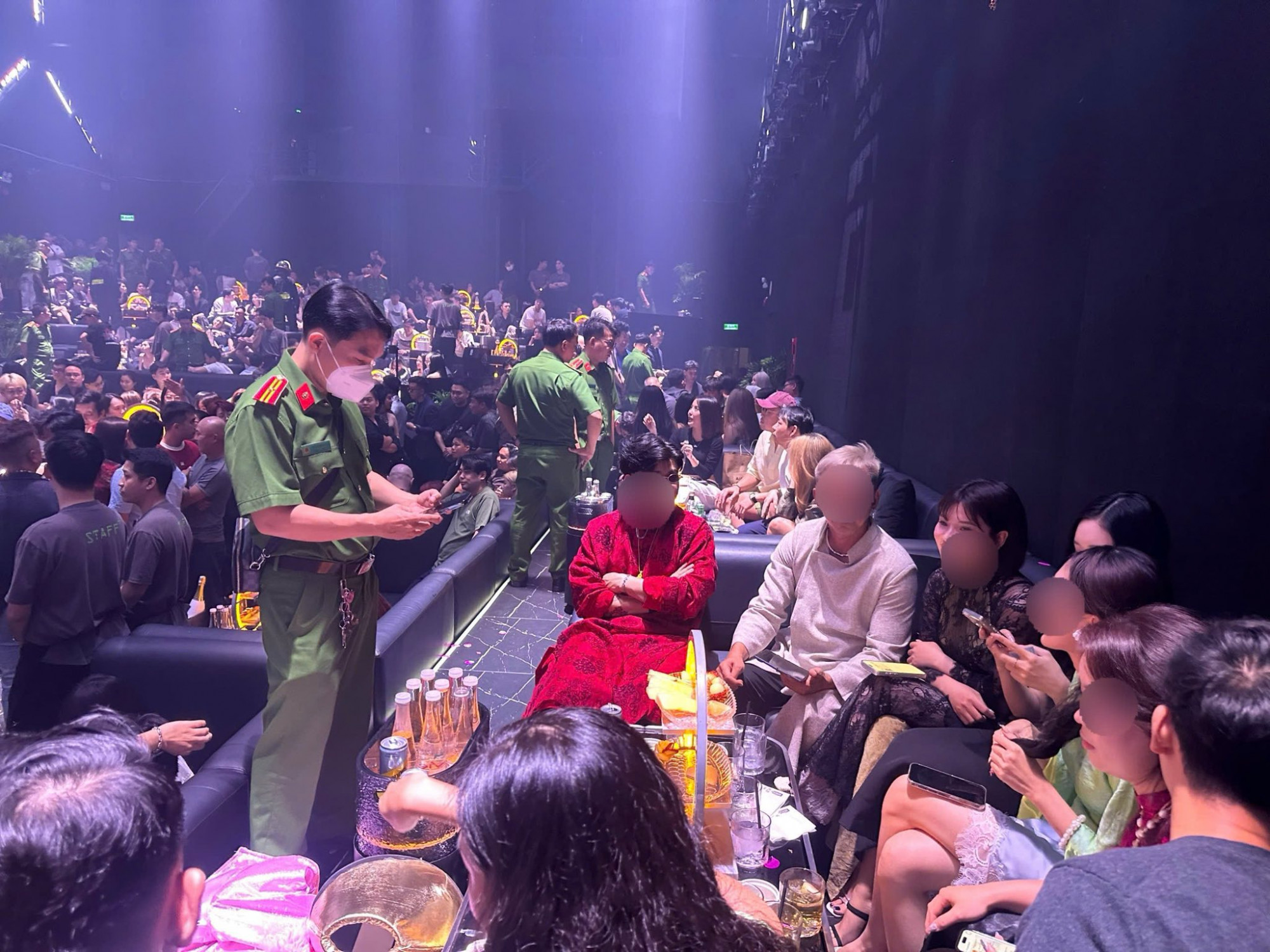 Bên trong quán bar thời điểm cảnh sát kiểm tra. Ảnh: CA