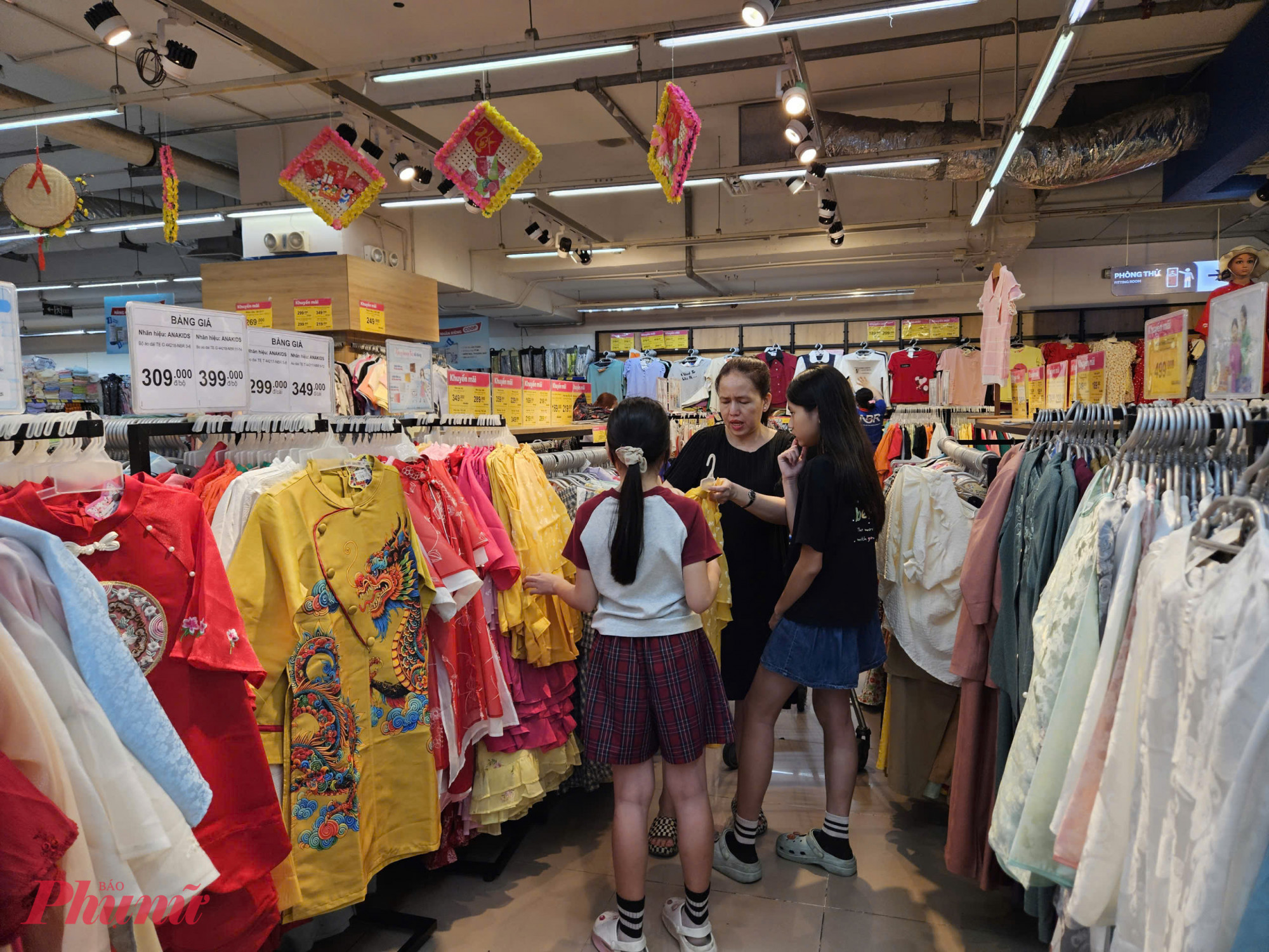 Co.opmart Văn Thánh thì lượng khách đông hơn một chút