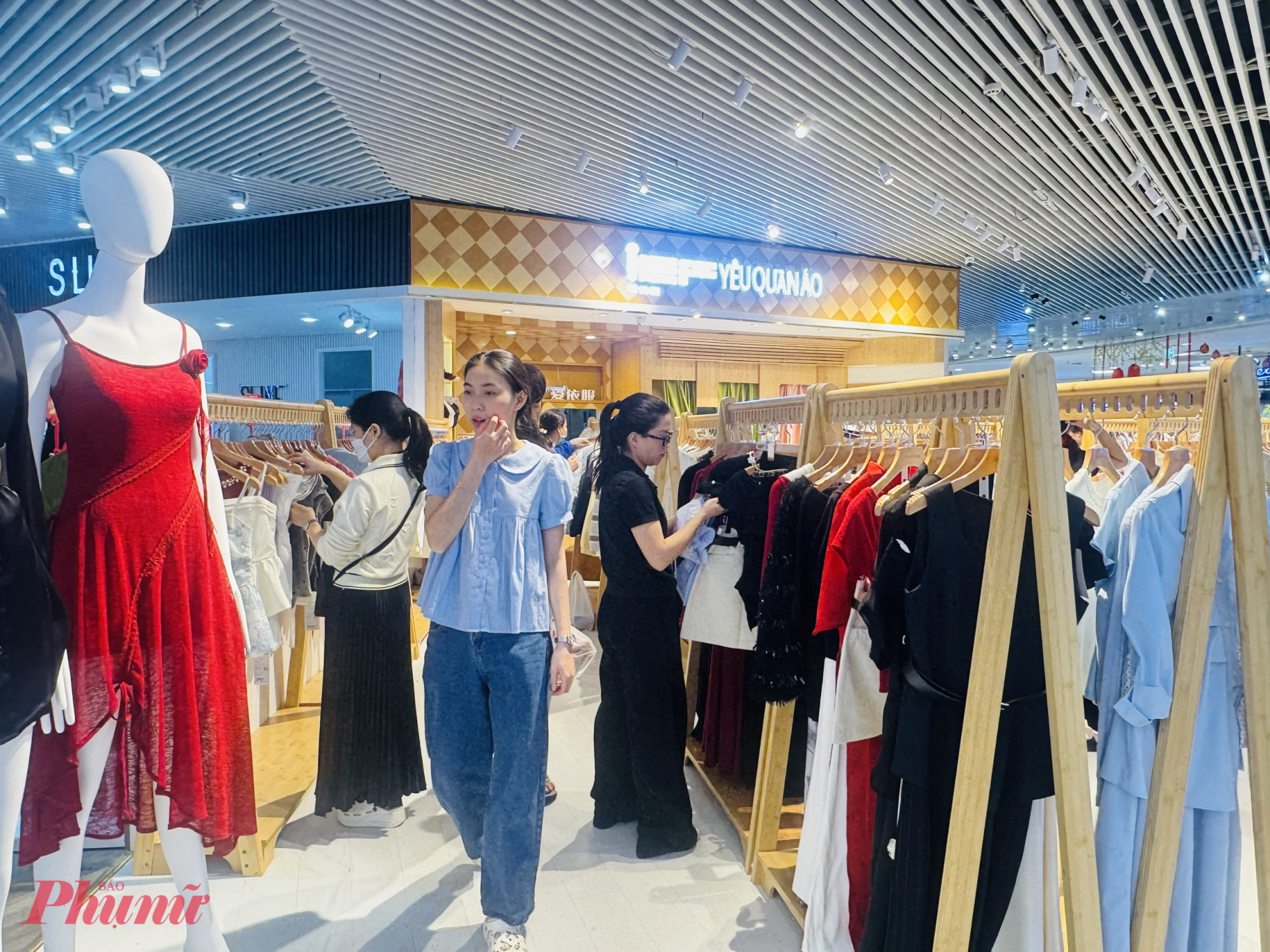 Tại các cửa hàng thời trang trong Trung tâm, lượng khách thì ít hơn 