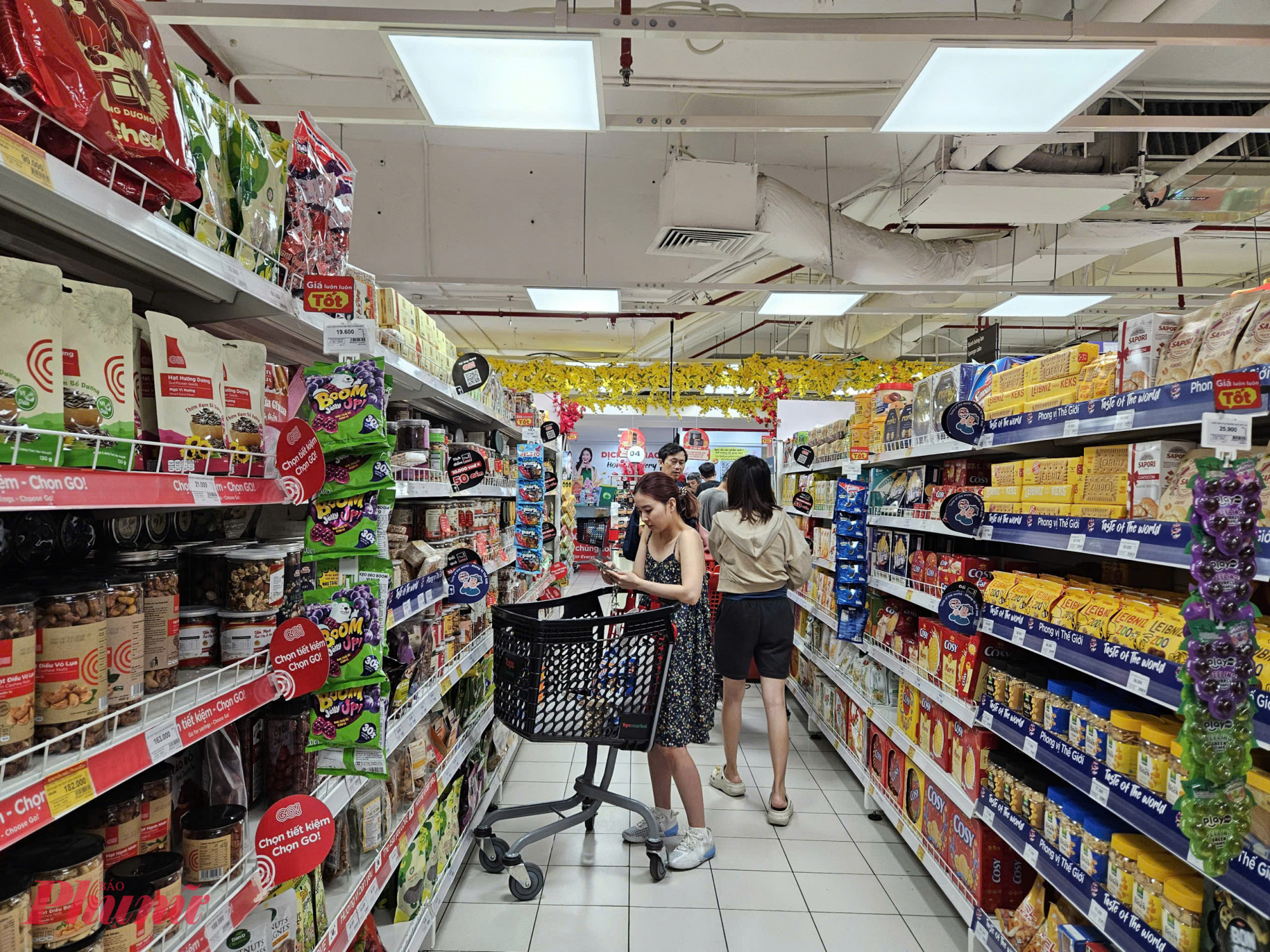 Ngay cả các quầy bánh kẹo thì lượng khách cũng không nhiều