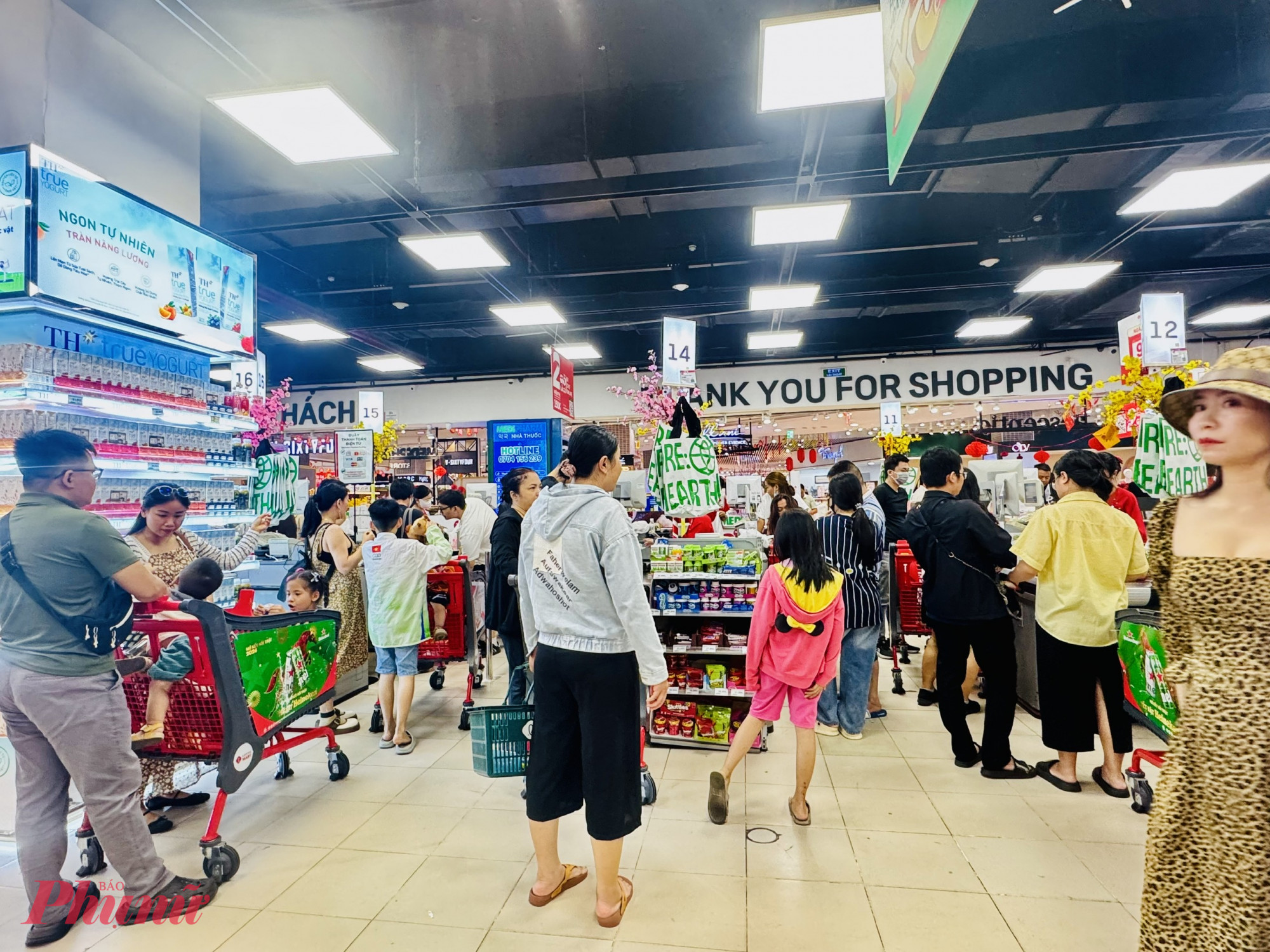 Đông nhất là khu vực quầy tính tiến. Do lượng khách đông nên mỗi khách phải chờ khá lâu mới đến lượt