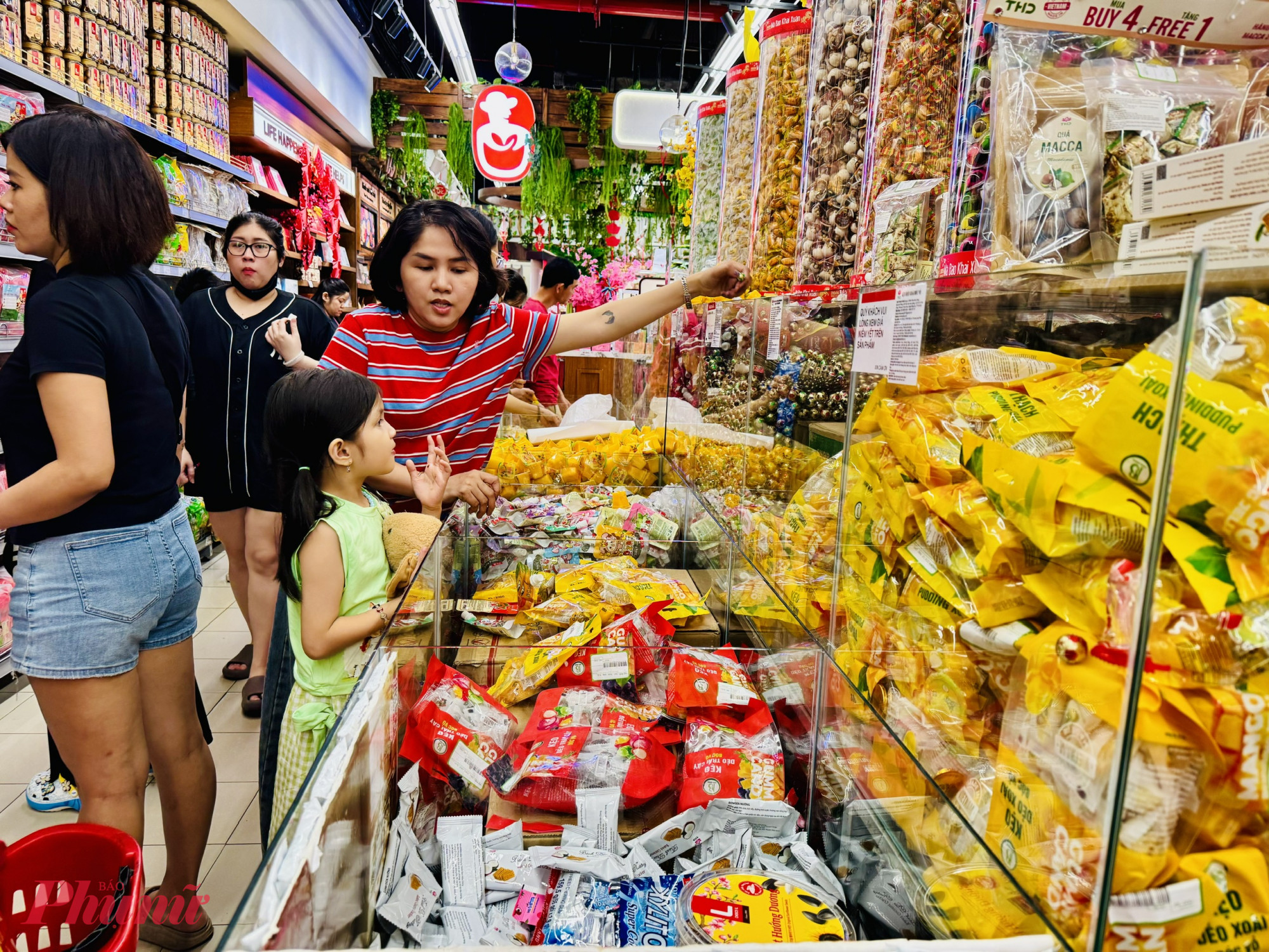 Mỗi khách sẽ mua khoảng 3-4 loại bánh kẹo, mỗi loại tầm nửa ký