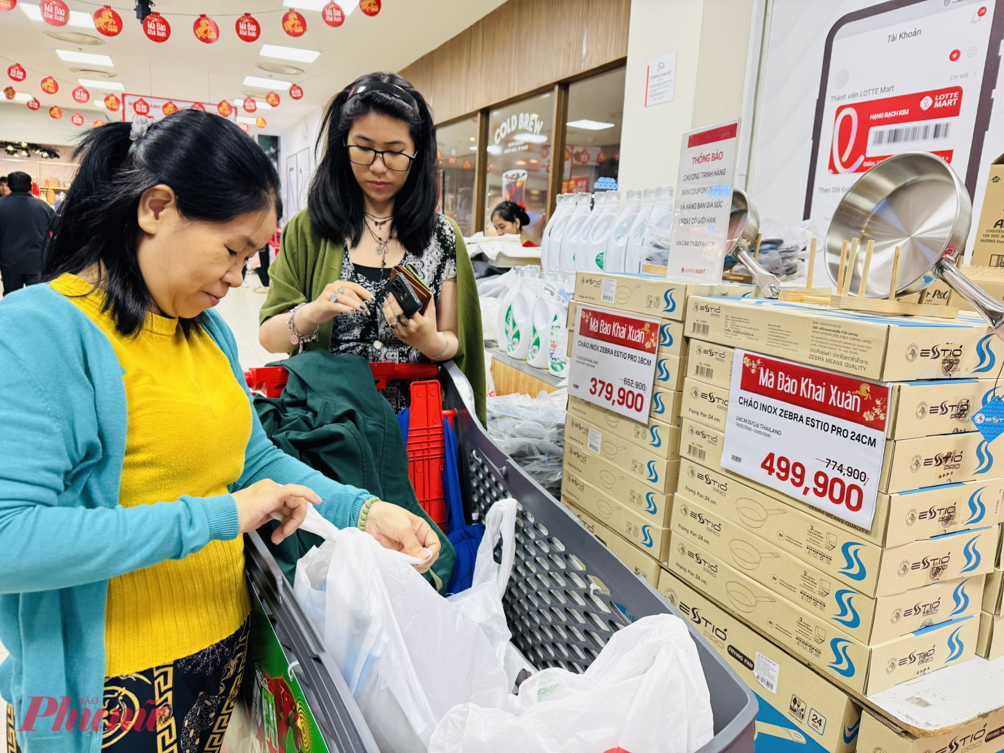 Tại các cửa hàng bán dụng cụ nhà bếp, khách cũng mua khi có các khuyến mãi sâu hoặc đi kèm các chương trình quà tặng khác