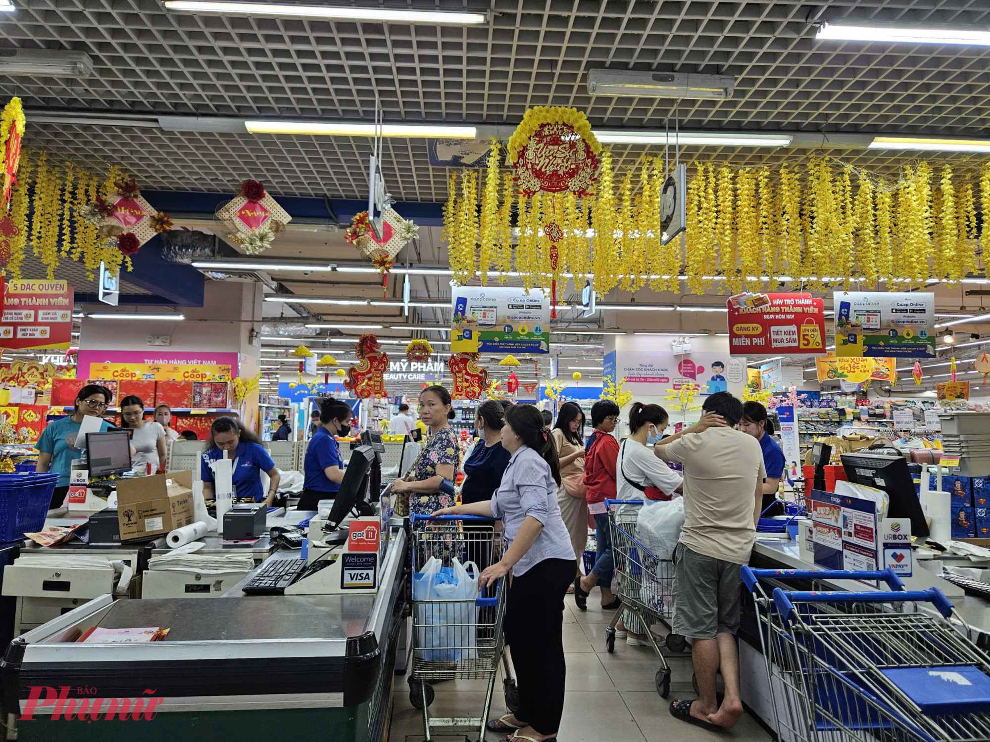 Tại đây, khách cũng xếp hàng dài chờ tính tiền giống các siêu thị khác