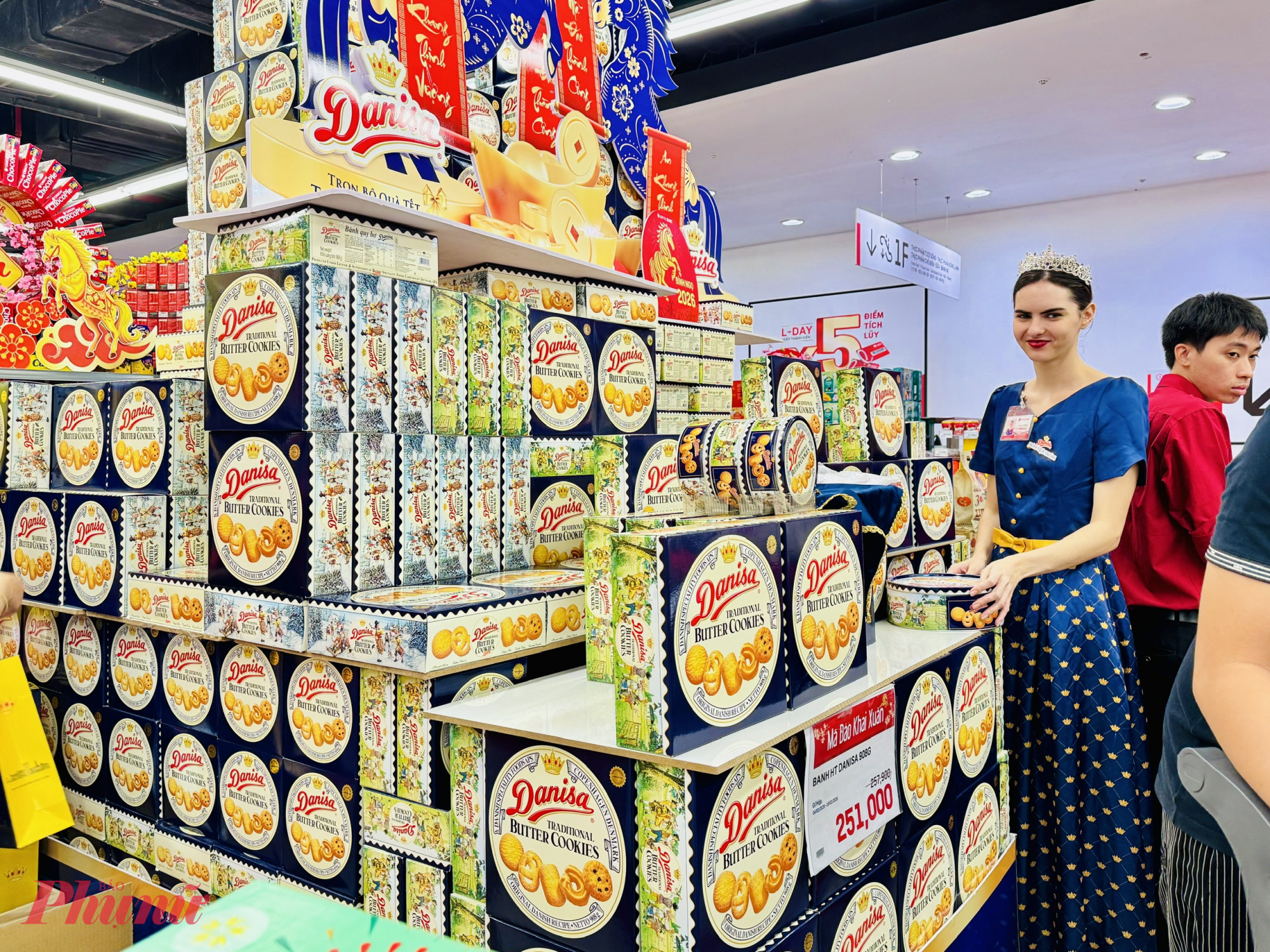Tại một số khu vực bánh như Danisa còn có các nữ tiếp thị là người nước ngoài Tại các gian hàng Danisa, họ thường mặc trang phục phong cách hoàng gia hoặc lịch lãm để phù hợp với hình ảnh Bánh quy Hoàng gia Đan Mạch