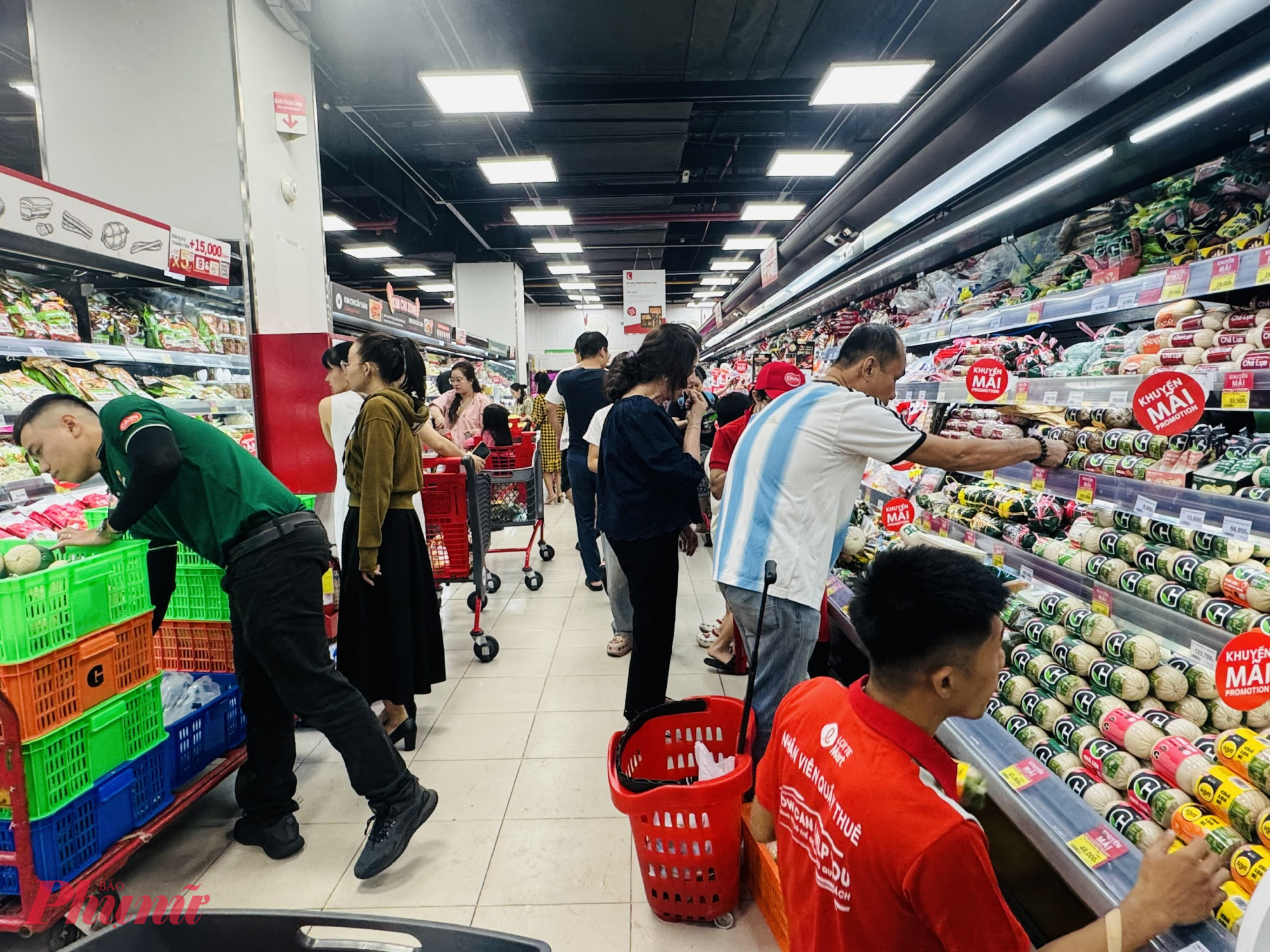 Trong các gian hàng thì khu vực thực phẩm chế biến là đông khách nhất. Đa phần khách đều mua các loại sản phẩm chả giò, chả lụa heo, chả lụa bò... để