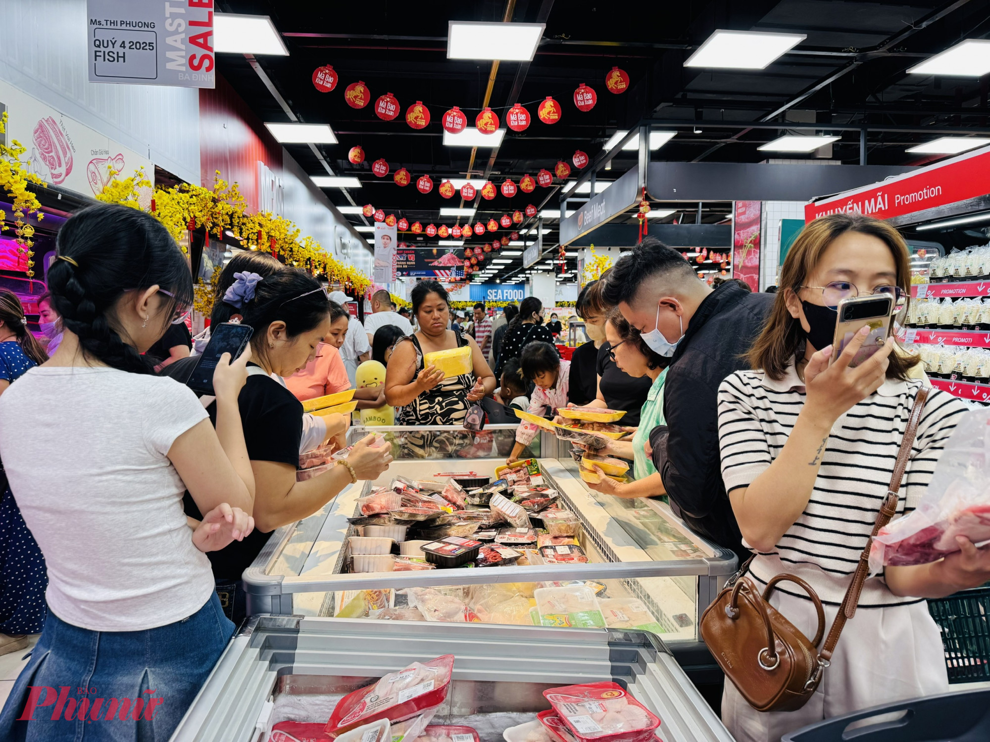 Khu vực thịt, thực phẩm sơ chế cũng rất đông vì nơi đây có nhiều loại thịt được khuyến mãi sâu