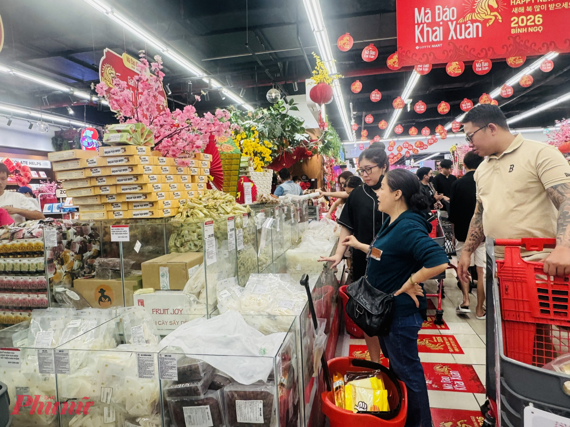 Đa số khách hàng ưu tiên chọn mua bánh kẹo rời tại quầy cân ký để tiết kiệm chi phí. So với các loại đóng hộp sẵn, hình thức này thường rẻ hơn từ 5.000 đến 10.000 đồng/kg. Đơn cử như mặt hàng chà là sấy, loại tự chọn có giá 278.000 đồng/kg, trong khi loại đóng hộp lên tới khoảng 290.000 đồng/kg