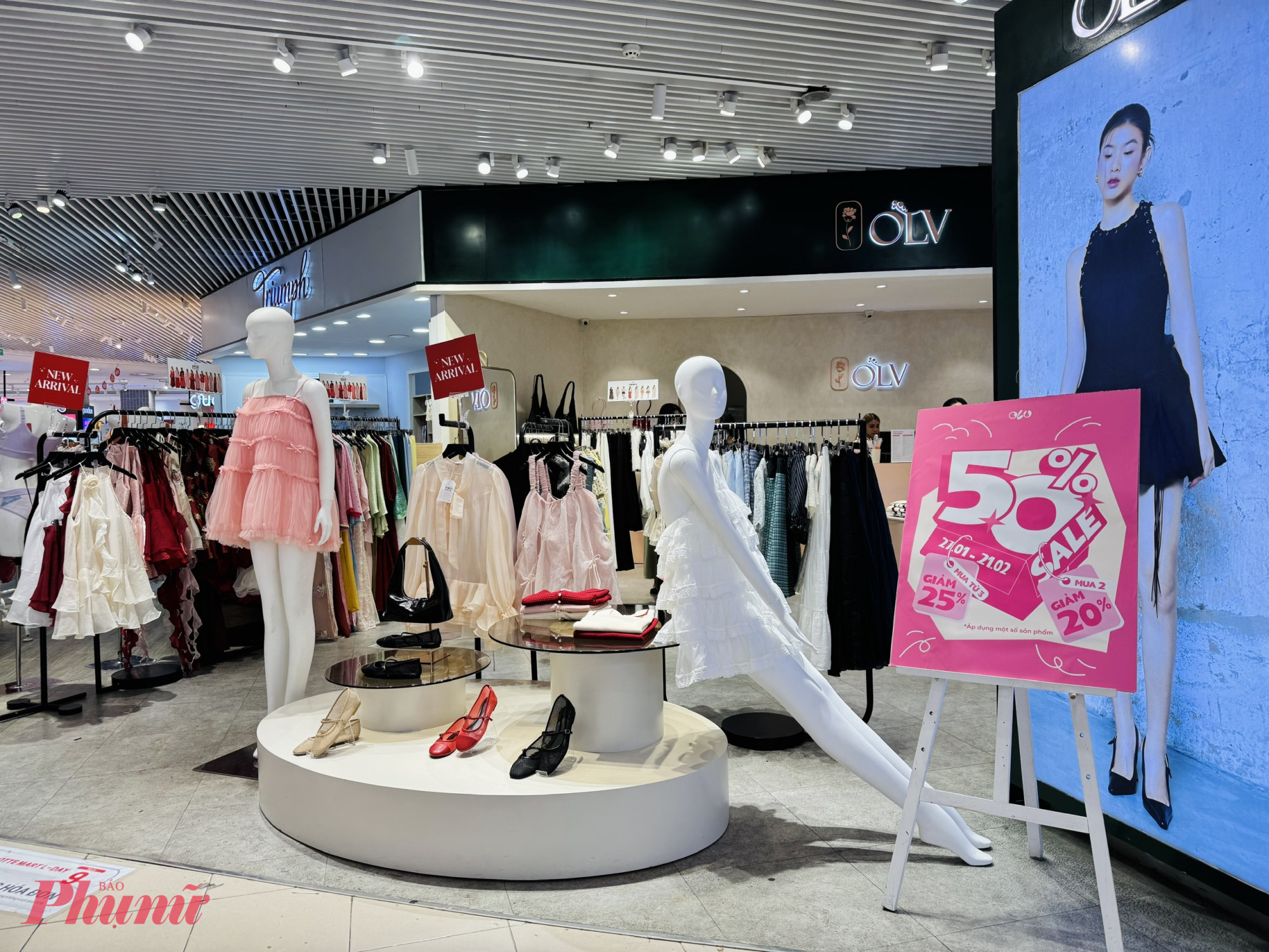 Tại một số cửa hàng khác treo bảng giảm giá từ 20 - 50% nhưng khá vắng