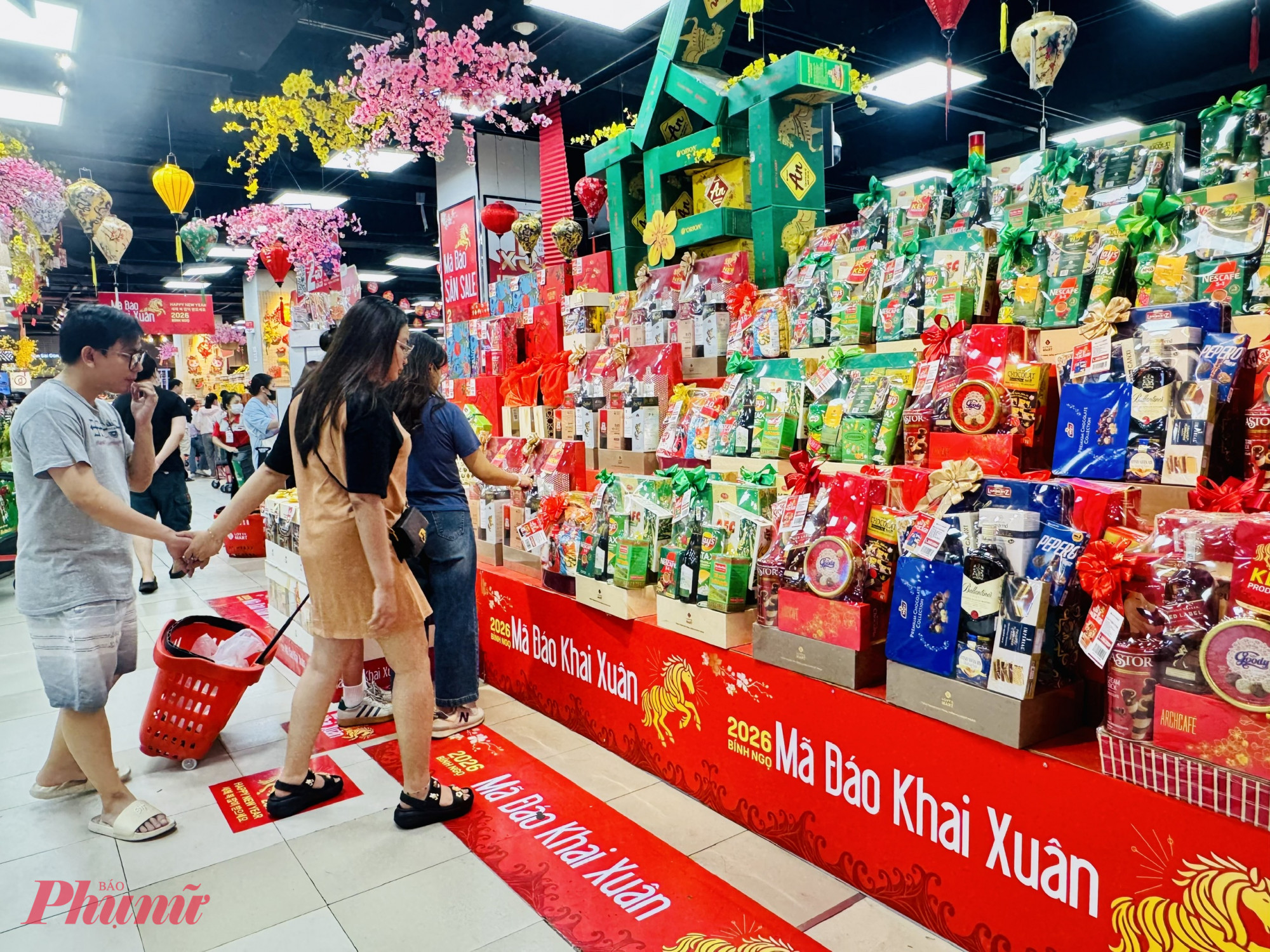 Khu vực bày bán giỏ quà tết được trang trí khá đẹp, thu hút nhiều khách ghé xem 