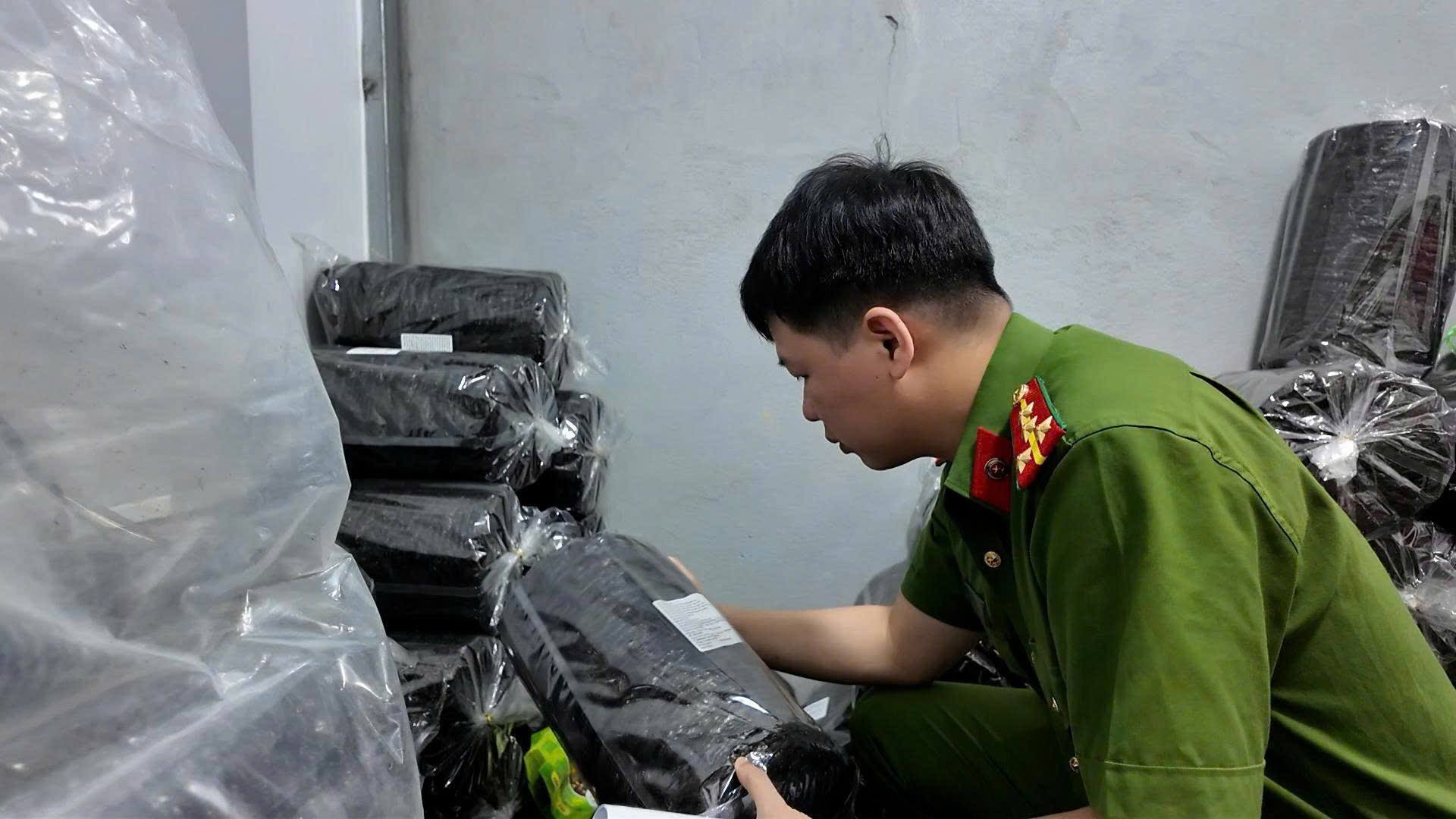 Cơ quan chức năng đã thu giữ hơn 7.000 sản phẩm rong biển khô các loại là hàng giả, cùng hàng chục nghìn vỏ bao bì, nguyên, vật liệu dùng để sản xuất hàng giả_Ảnh: Công an Đà Nẵng.