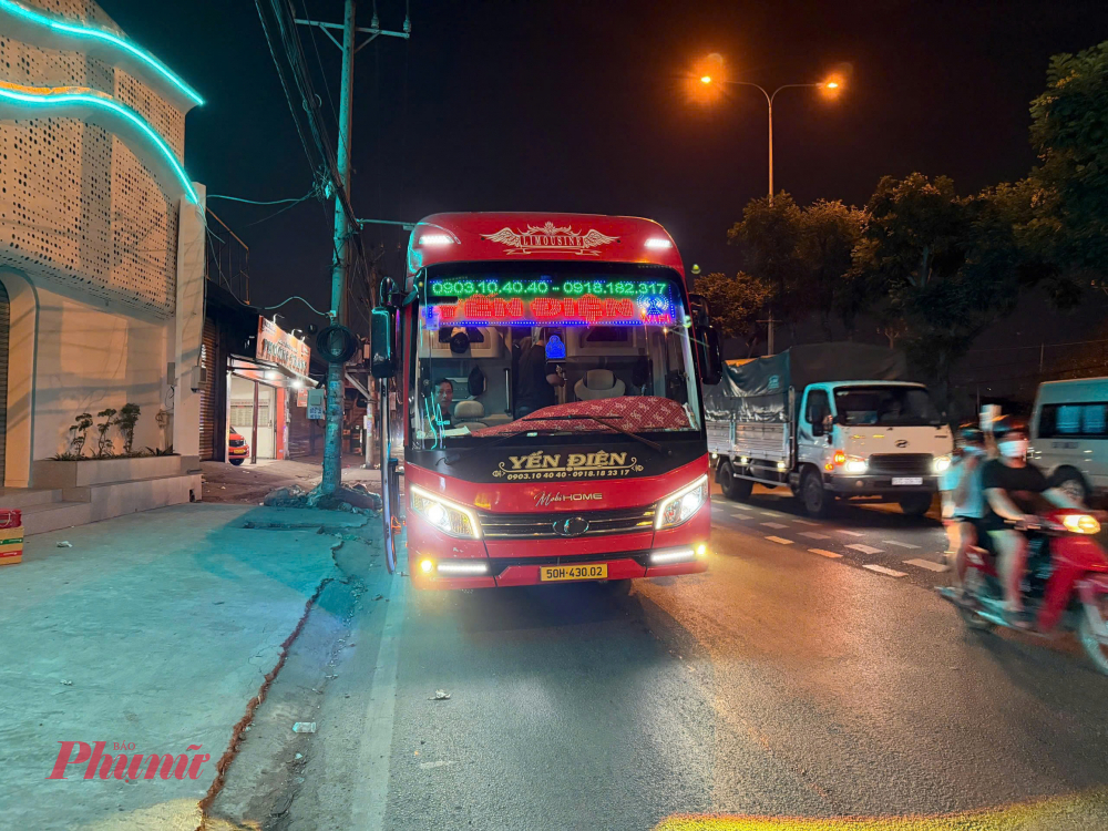 Nhiều xe khách dừng đón khách dừng đón khách trái phép bị kiểm tra, xử lý - Ảnh: Huy Trình