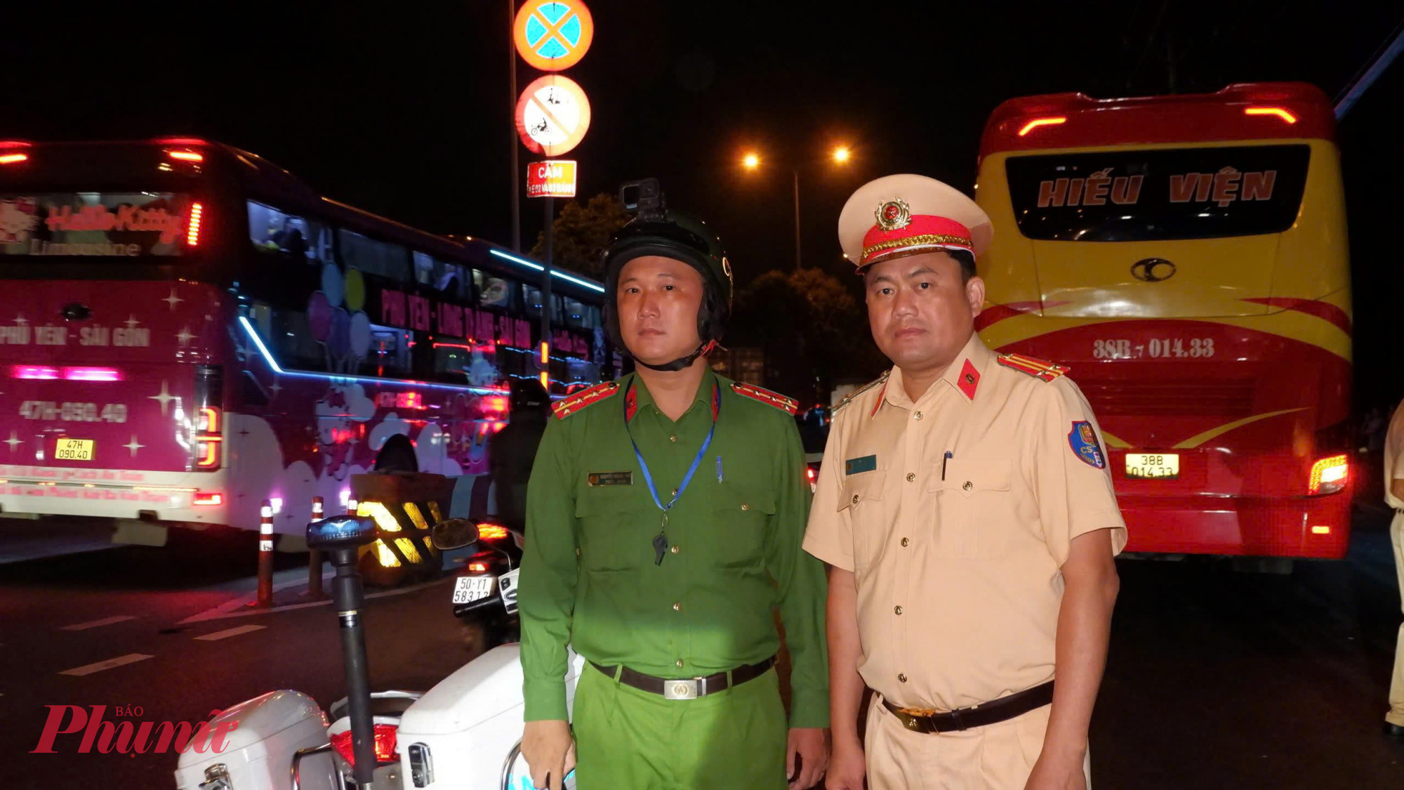 Trung tá Nguyễn Hoàng Tâm - Đội trưởng Đội CSGT Rạch Chiếc trực tiếp chỉ đạo kiểm tra, xử lý những xe khách vi phạm.