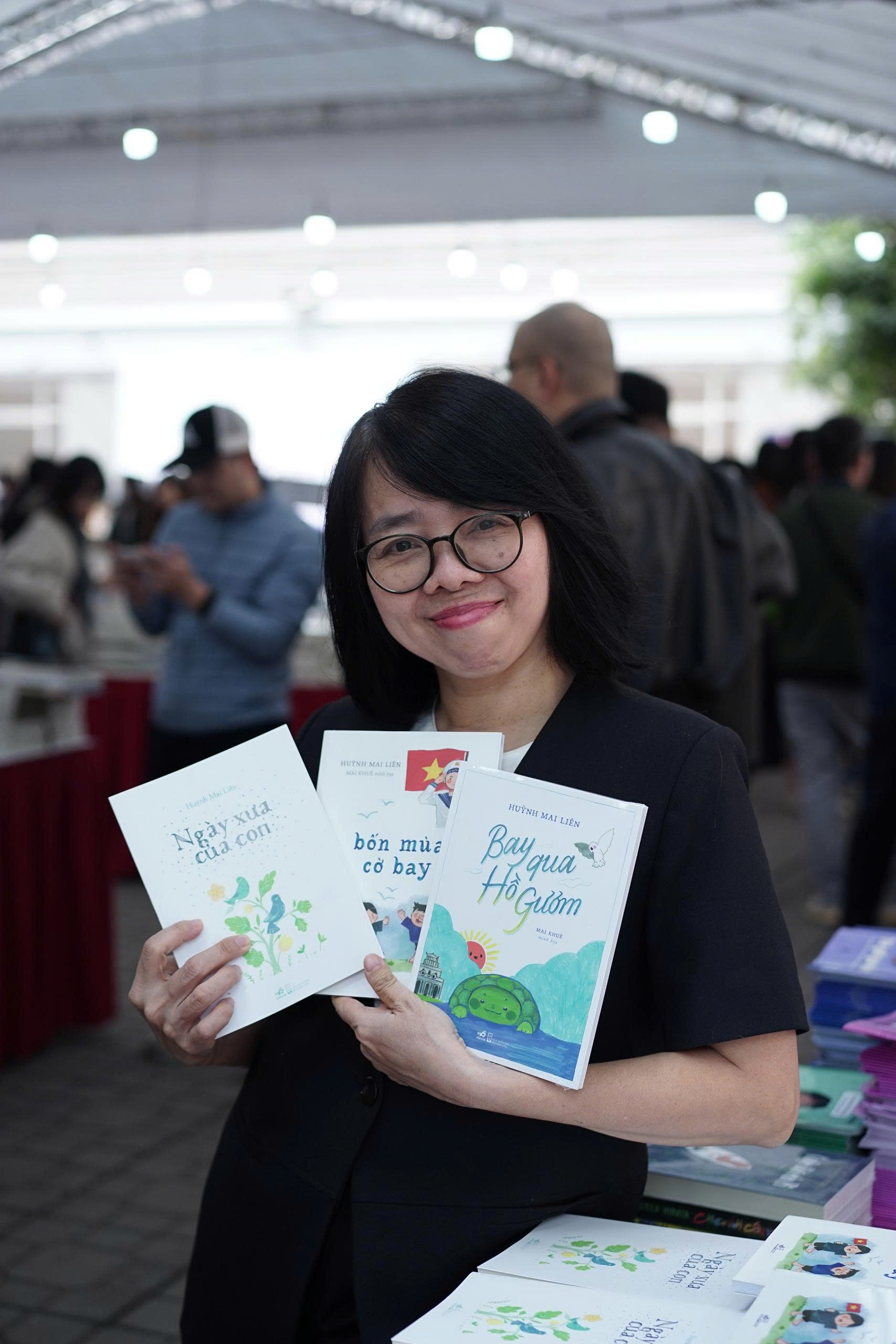 Nhà thơ Huỳnh Mai Liên: “Năm mới, tôi muốn viết về mẹ, con và đất nước" Nhà thơ Huỳnh Mai Liên và các tác phẩm của mình - Ảnh: Nhã Nam