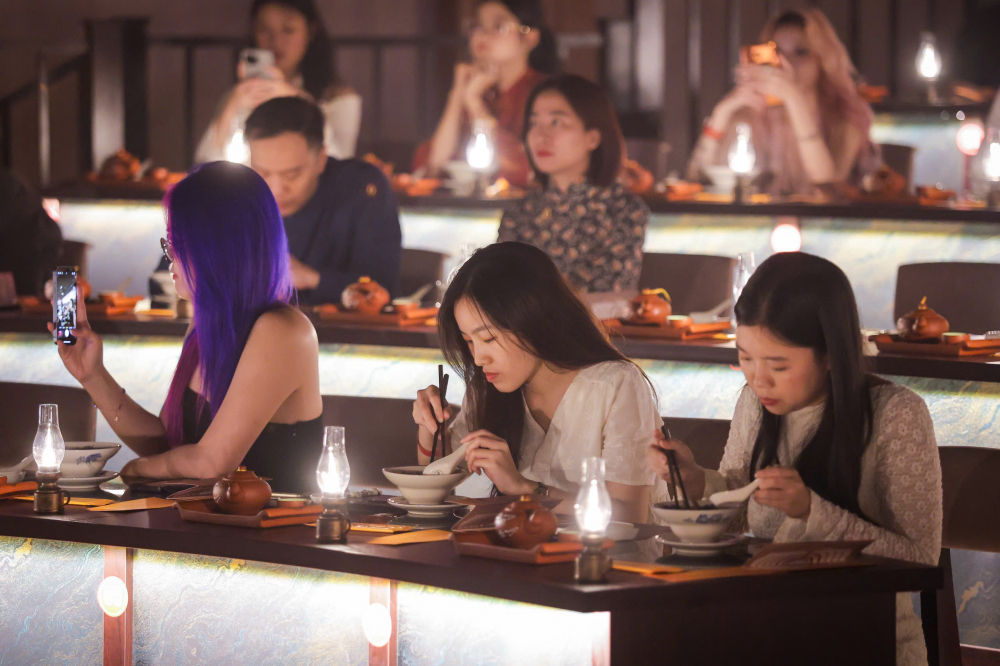 Thực khách trải nghiệm ẩm thực, xem biểu diễn nghệ thuật tại 
