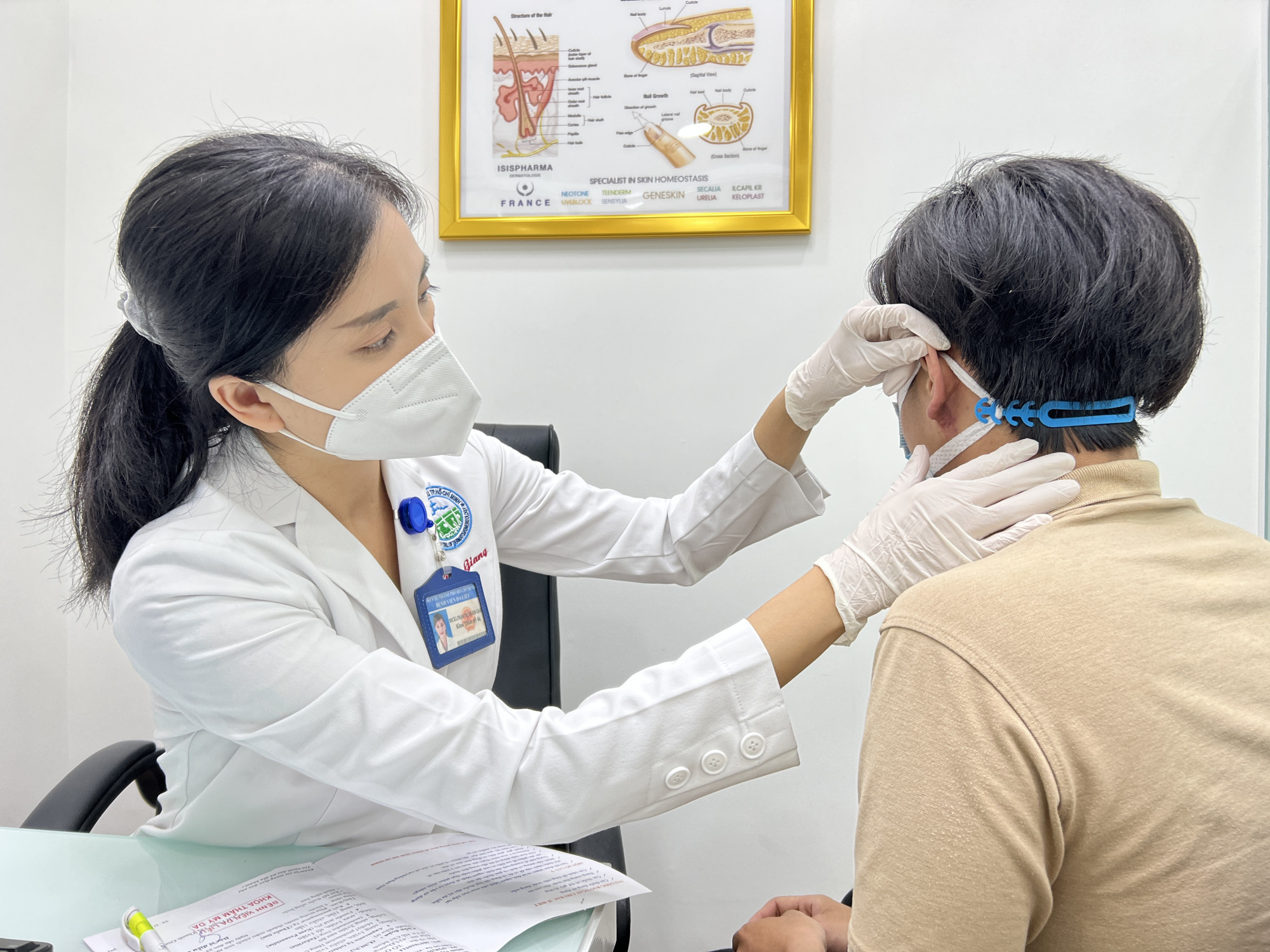 Bác sĩ Phan Thị Thanh Giang thăm khám cho bệnh nhân, ảnh BVCC