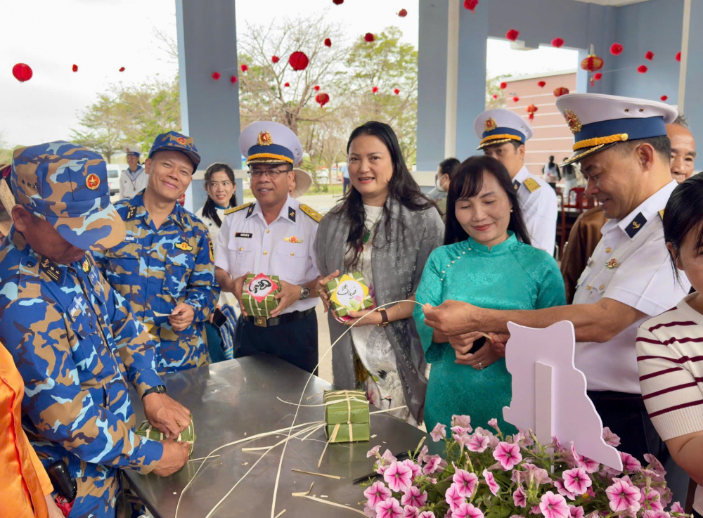 Các đại biểu cùng các chiến sĩ gói bánh