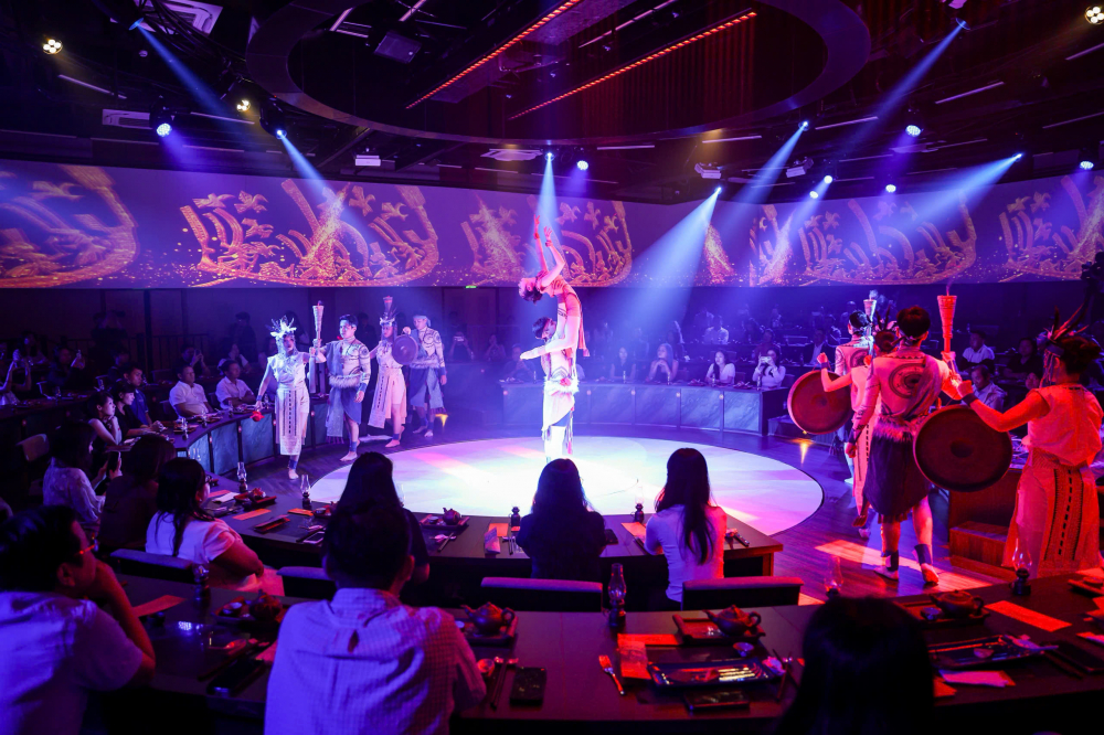 Các tiết mục biểu diễn đan xen sắc màu văn hóa Bắc – Trung – Nam, mang đến cho khán giả trải nghiệm như một chuyến “du ngoạn” bằng thị giác, âm thanh và hương vị.
