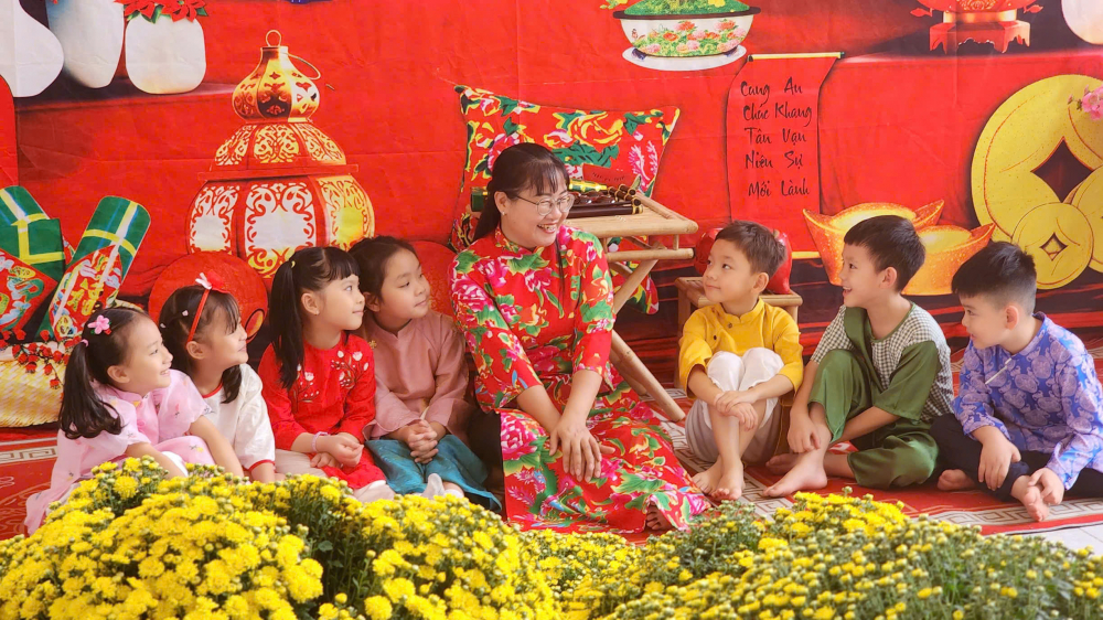 Bà Phạm Thúy Hà và học sinh chụp ảnh với áo dài truyền thống