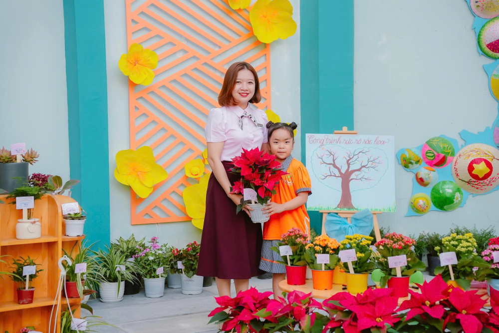 Trẻ mầm non mang hoa đến trường