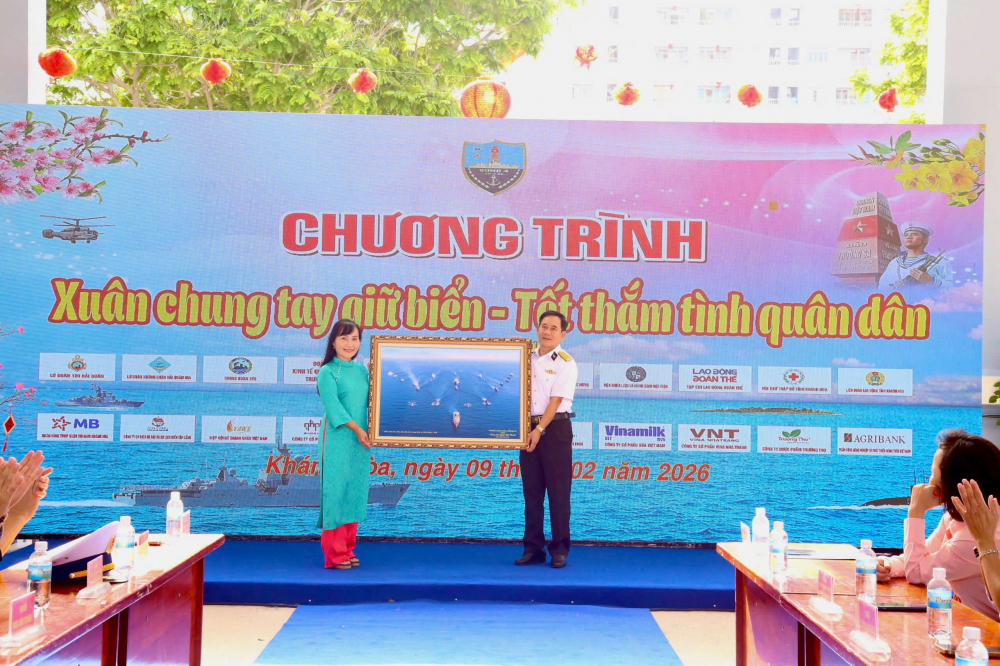 Đại diện Bộ Tư lệnh Vùng 4 Hải quân tặng quà thay lời cảm ơn đến Hội LHPN TPHCM - Ảnh:TT