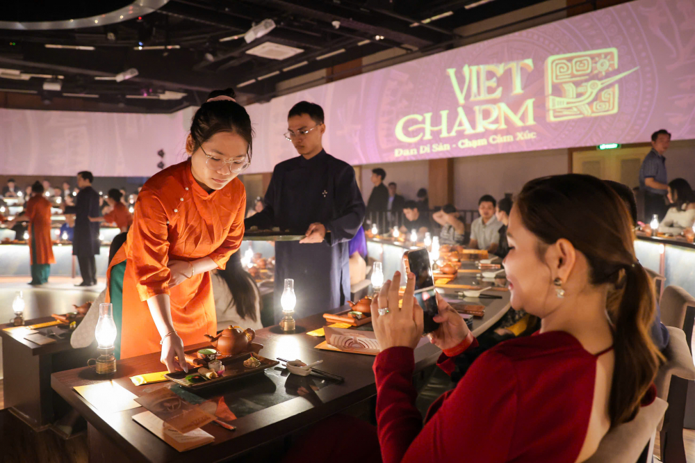 Sau mỗi tiết mục đại diện cho một vùng miền, thực khách được phục vụ món ăn tương ứng để cảm nhận trọn vẹn hương vị văn hóa, thay vì lên món liên tục theo cách thông thường. 